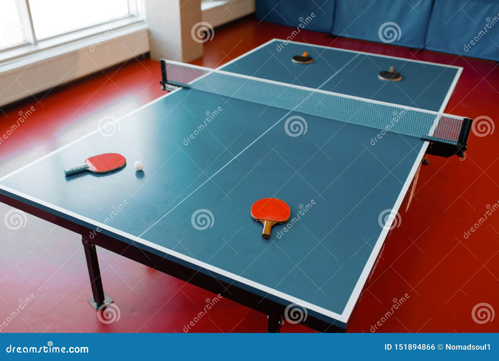 Estafas Ping-pong En La Mesa De Juegos Con La Red, Nadie archivo - Imagen de estante: 151894866
