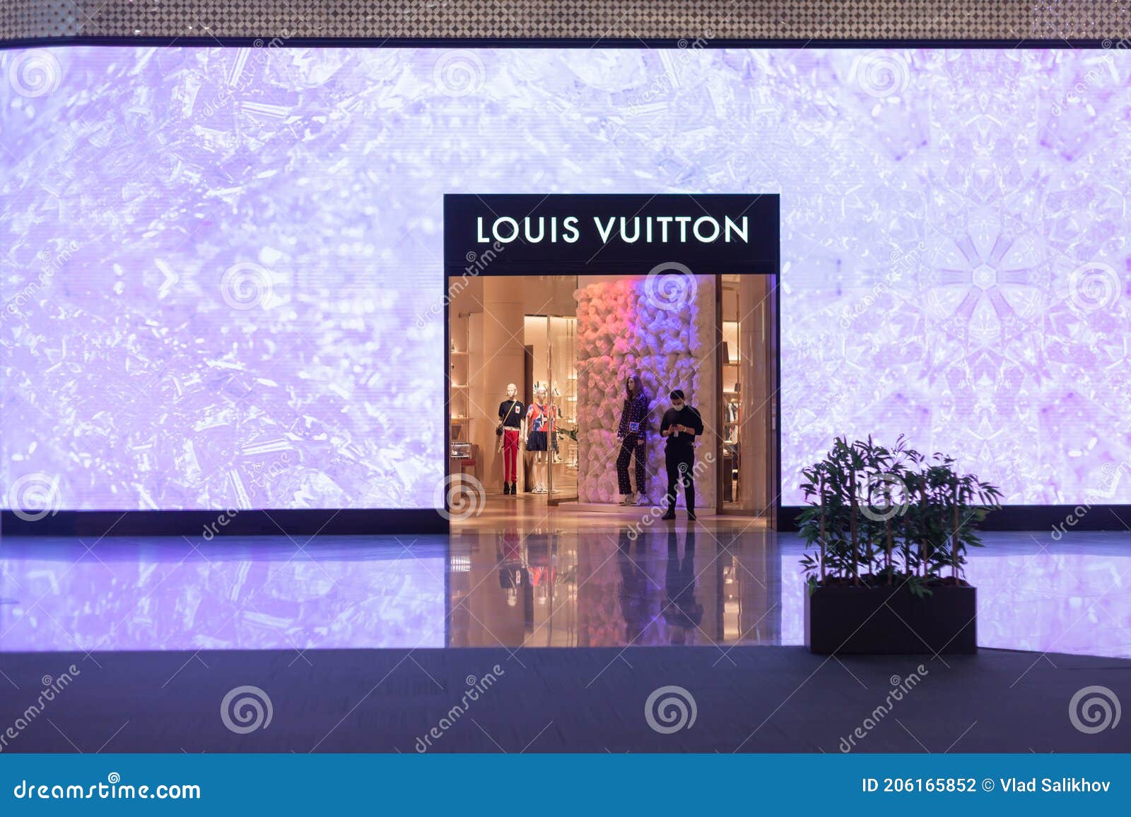 Estambul Turquía Diciembre 2020 : Escaparate De La Tienda Louis Vuitton. Louis Vuitton Es Casa De Moda Francesa Fotografía editorial - Imagen de minorista, tienda: 206165852
