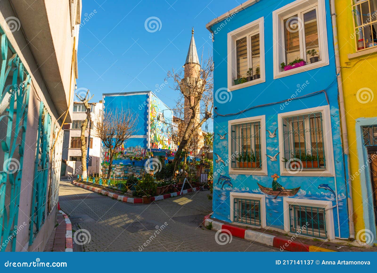 Estambul Turquía : Hermosas Casas Pintadas De Colores Con Los Lugares De  Interés De Estambul En El Distrito De Fatih Imagen de archivo - Imagen de  residencial, puerta: 217141137