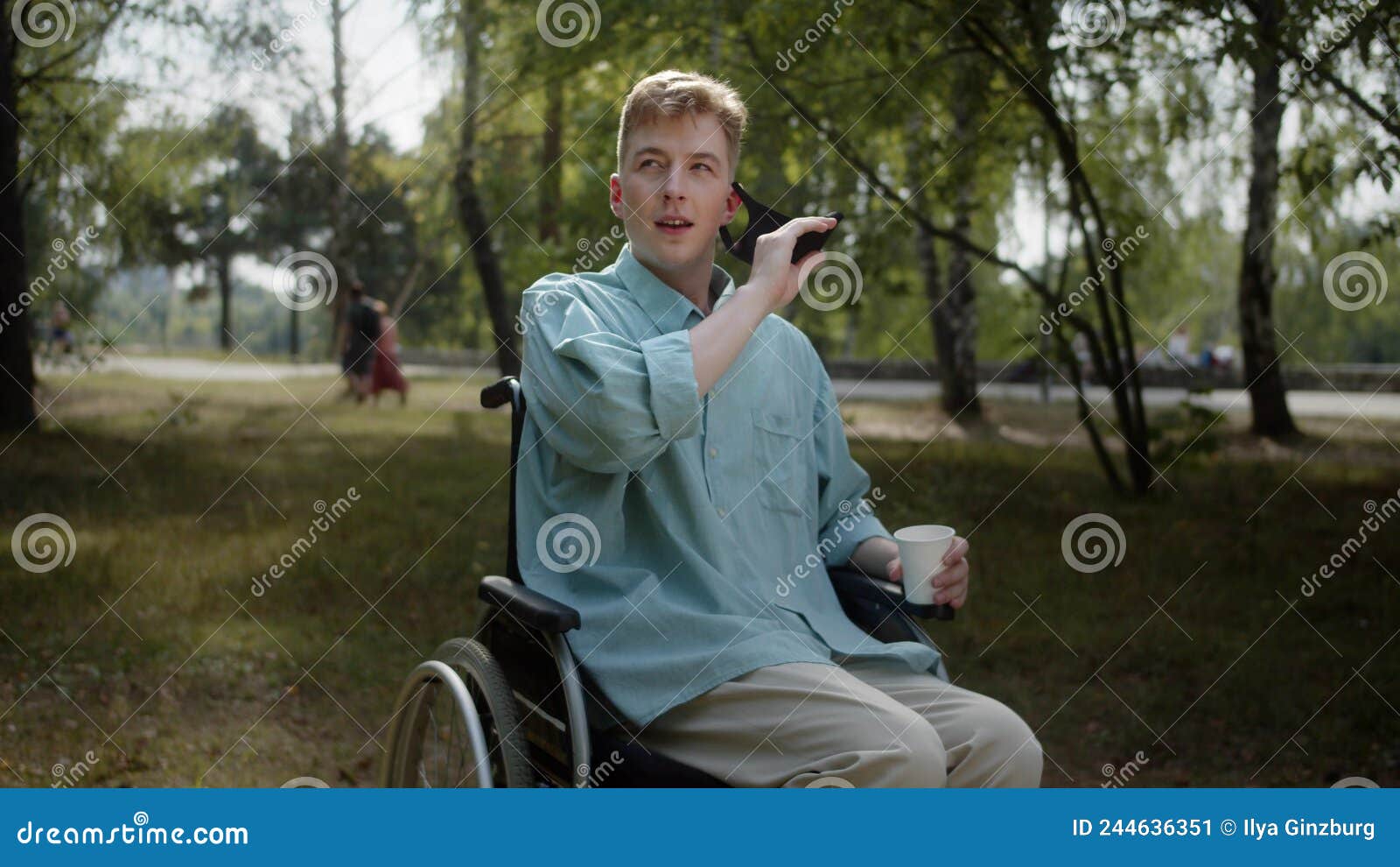 Chico joven guapo con estilo con una máscara protectora médica y