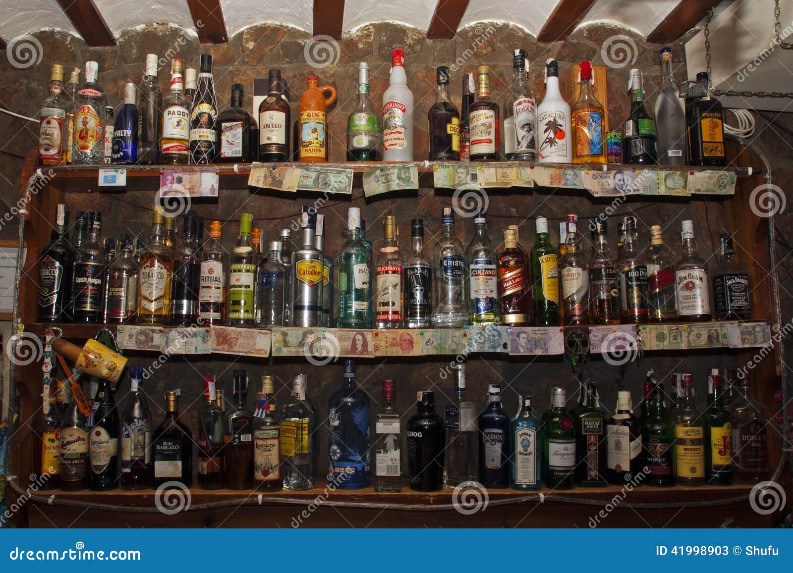 estantes para bebidas alcoholicas