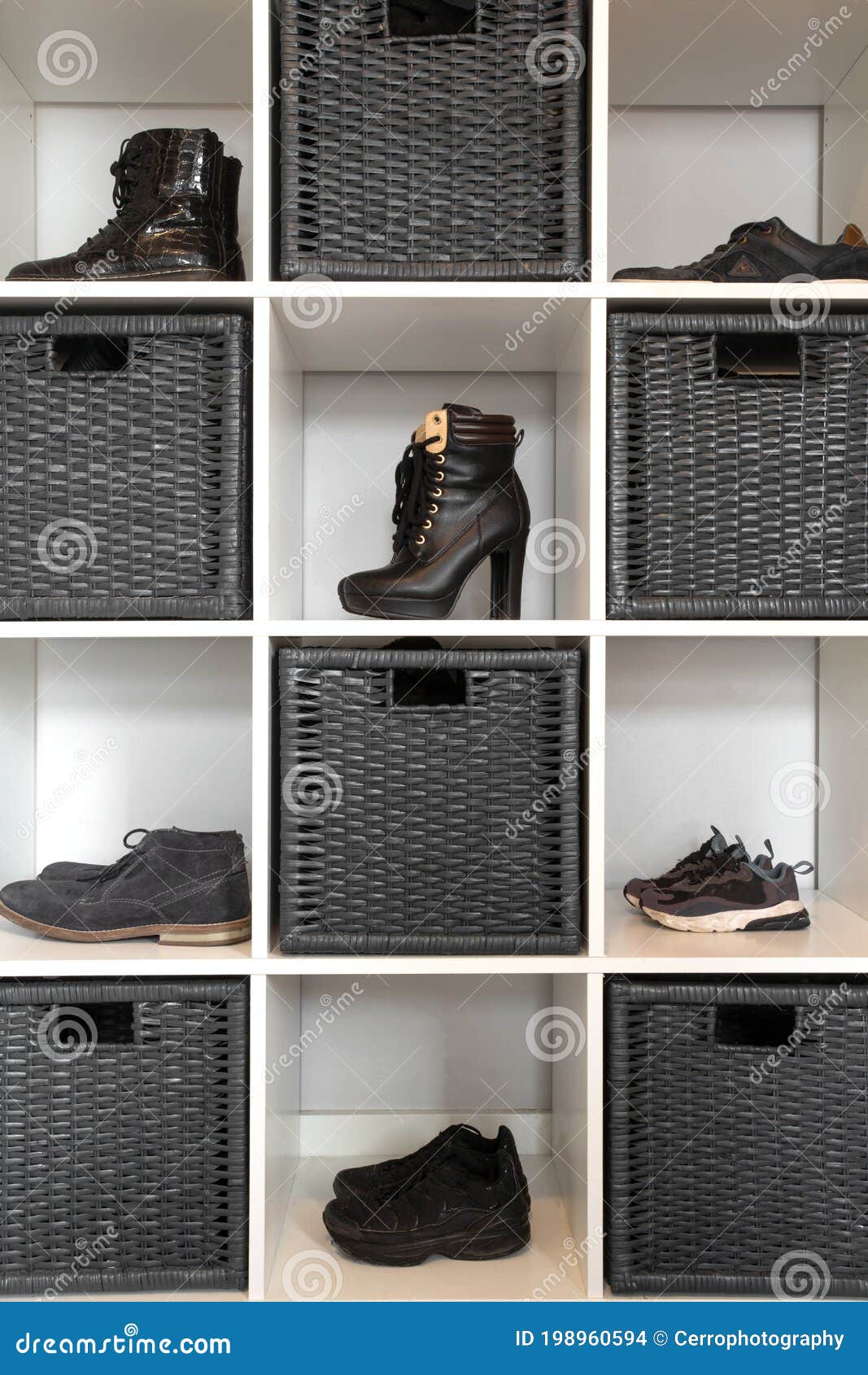 Estante De Zapatos Organizado En Interiores Modernos Varios Zapatos En El  Estante De Madera Para Guardar Zapatos En Una Casa Moder Foto de archivo -  Imagen de casa, estante: 198960594