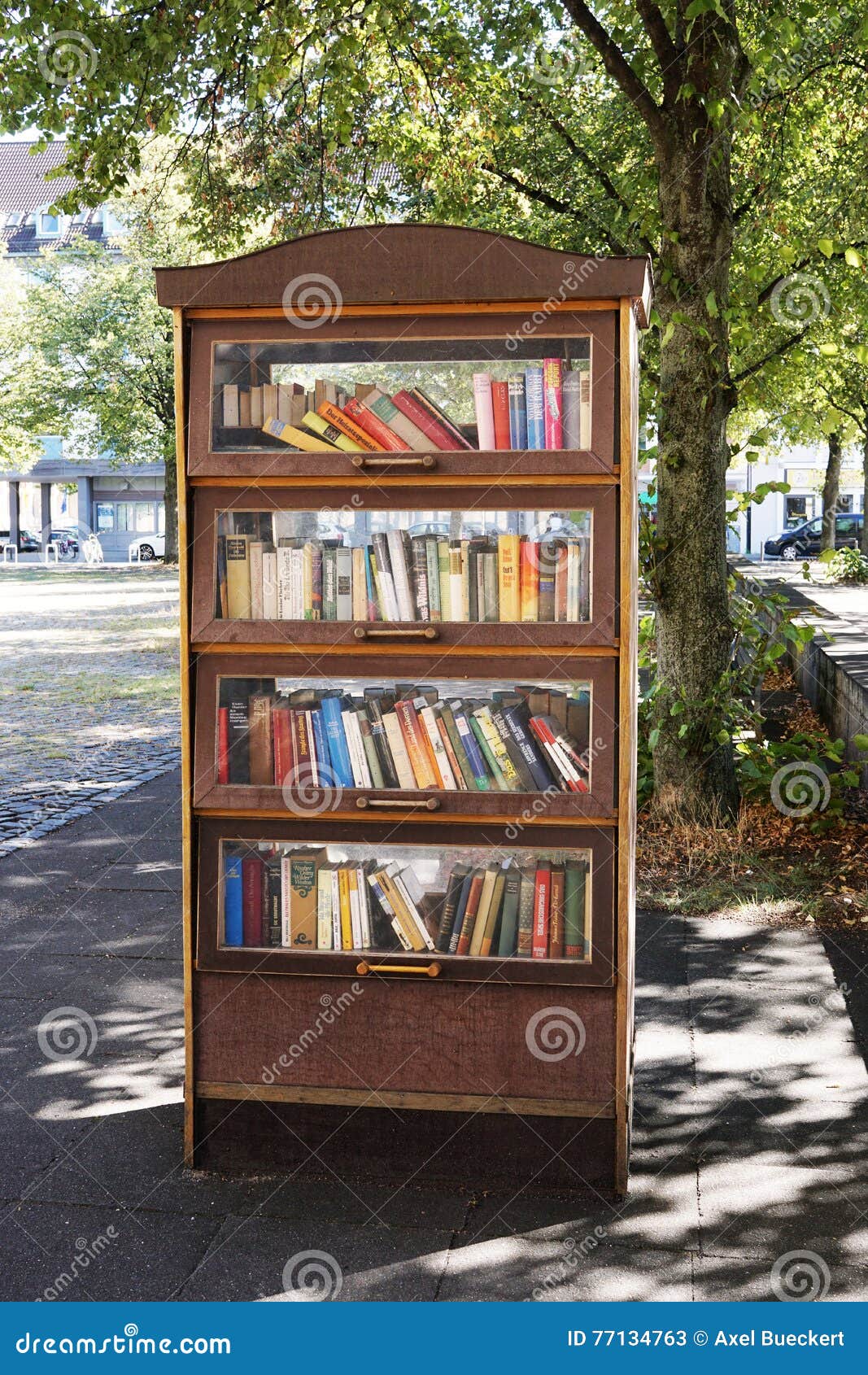 Estante Para Libros Público En Alemania Foto de archivo editorial - Imagen  de biblioteca, compartir: 77134763