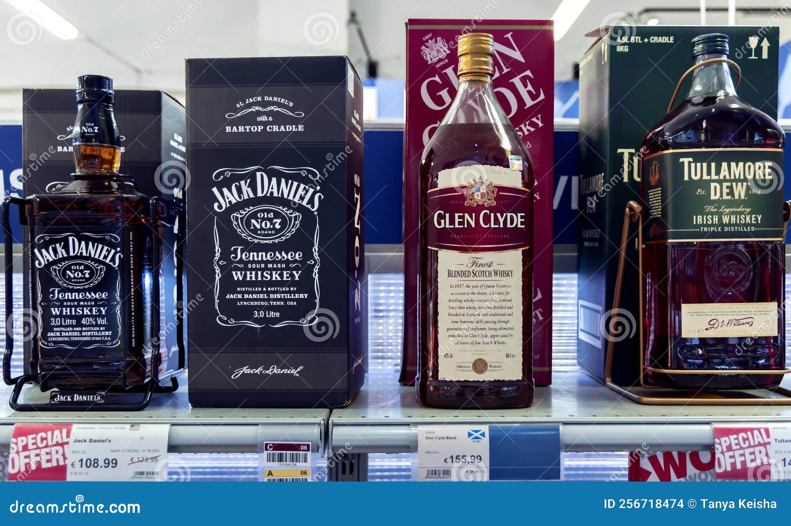 Estanterías Con Una Variedad De Marca De Alcohol De Alta Calidad Ofertas Especiales Imagen de archivo editorial - Imagen de mercado, consumerismo: