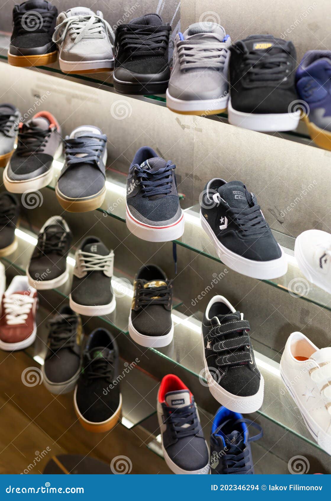 Estanterías Con Deportivos La Tienda De Zapatos Imagen de archivo editorial - Imagen de ropa, 202346294