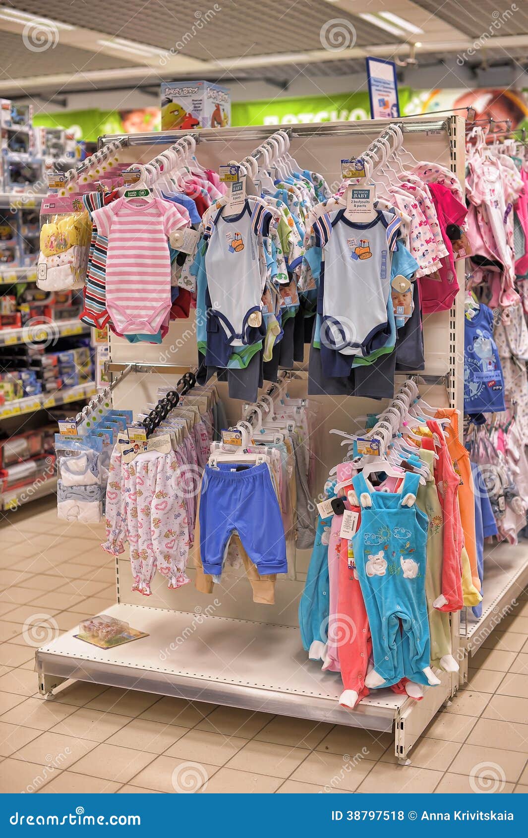 Estantes con ropa bebé foto de archivo editorial. Imagen de infante - 38797518