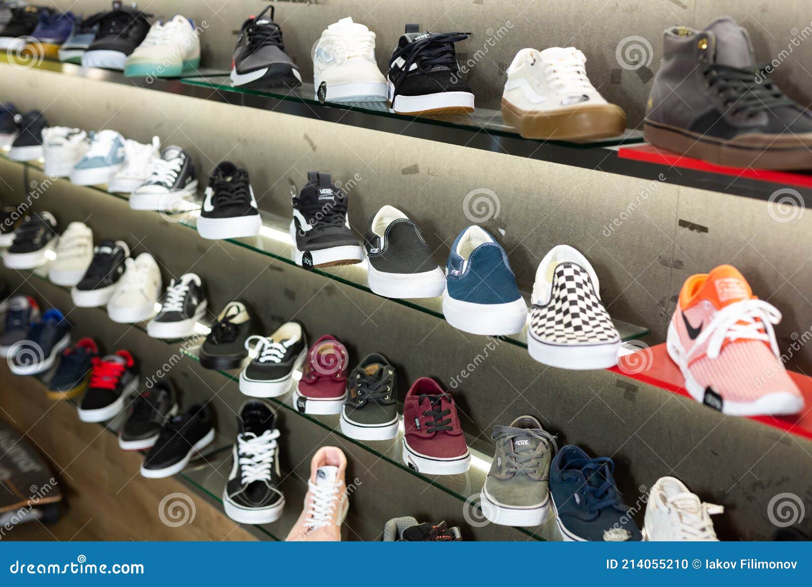 Beca Factura Email Estantes Con Zapatos Deportivos En La Tienda De Zapatos Imagen editorial -  Imagen de estantes, nuevo: 214055210