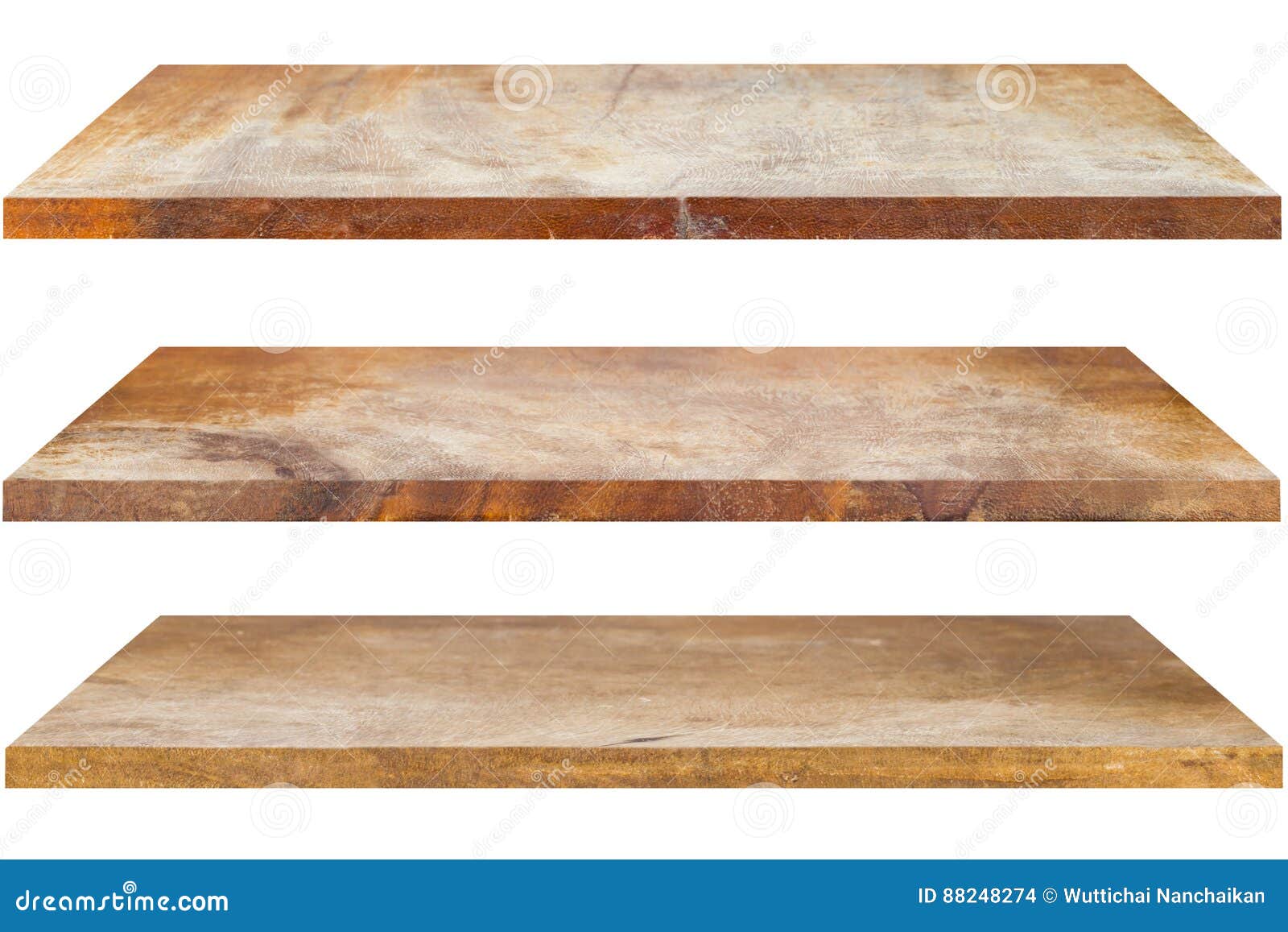 Estantes de madera aislados en un fondo blanco