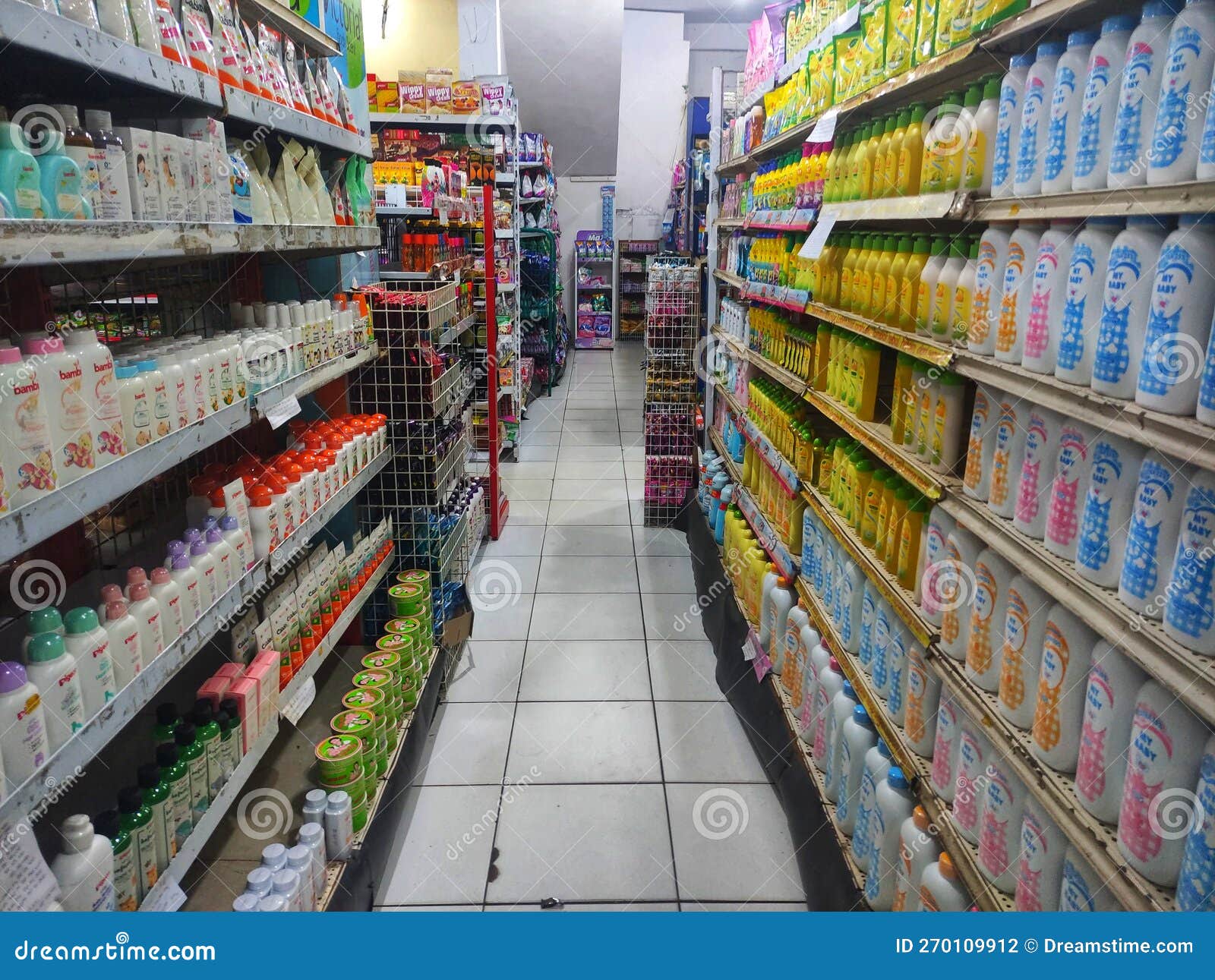 Estantes De Productos En Un Mini Mercado Limpio. Fotografía editorial -  Imagen de indonesia, descuento: 270109912