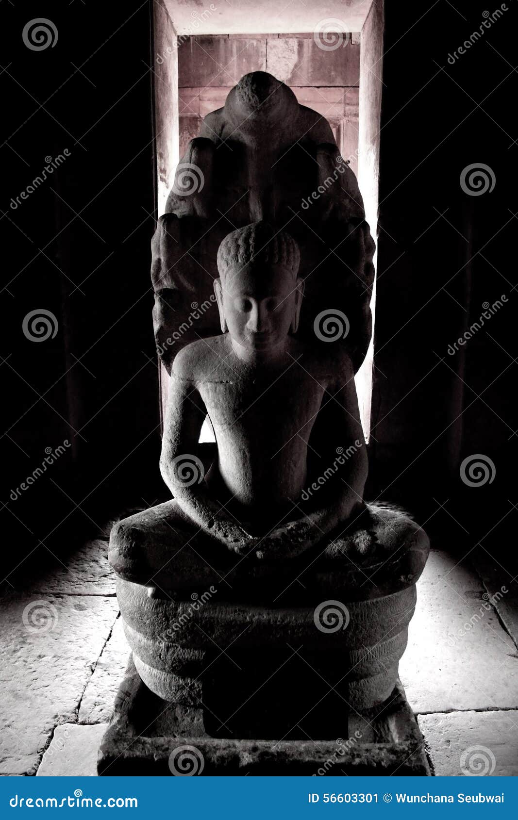 Estatua antigua de Buda del khmer. Estatua antigua en el parque histórico de Phimai, Phimai, provincia de Nakhon Ratchasima, Tailandia de Buda del khmer