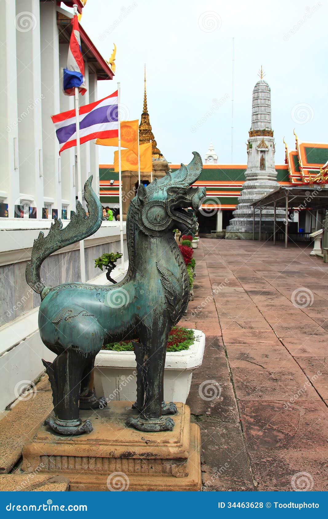 Estatua de bronce del león. Las estatuas de bronce del león adornan el edificio