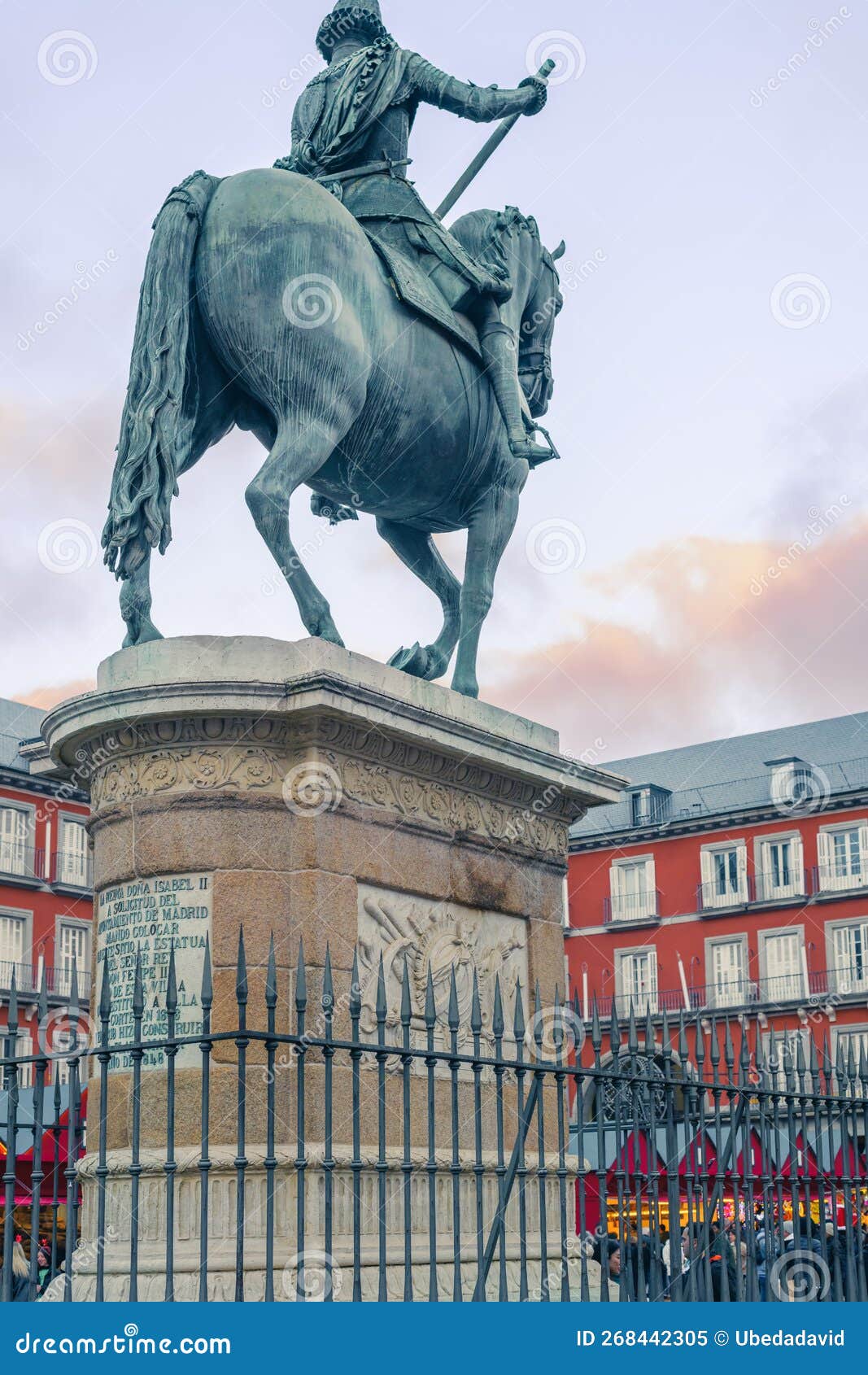 estatua de felipe iii en la plaza mayor de madrid