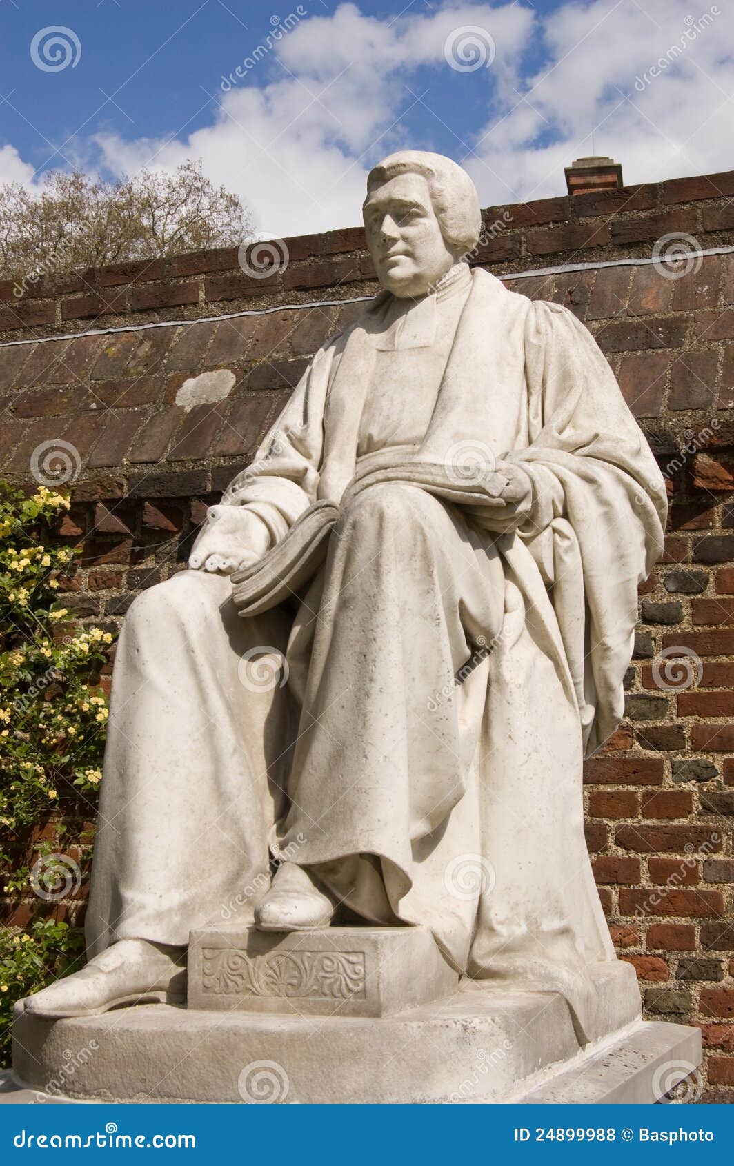 Estatua de José Goodall, Eton. Estatua del director anterior José Goodall (1760 - 1840). Preboste de la universidad de Eton y erudito latino. Universidad de Eton, Windsor, Berkshire.