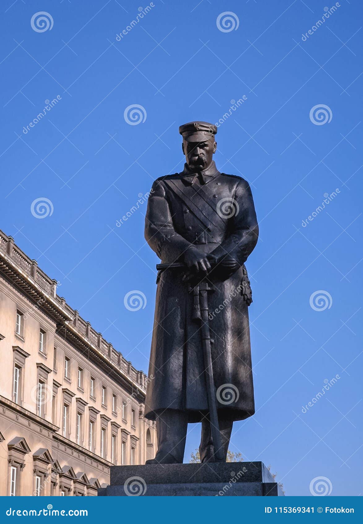 Estatua de Jozef Pilsudski foto editorial. Imagen de cuadrado 115369341