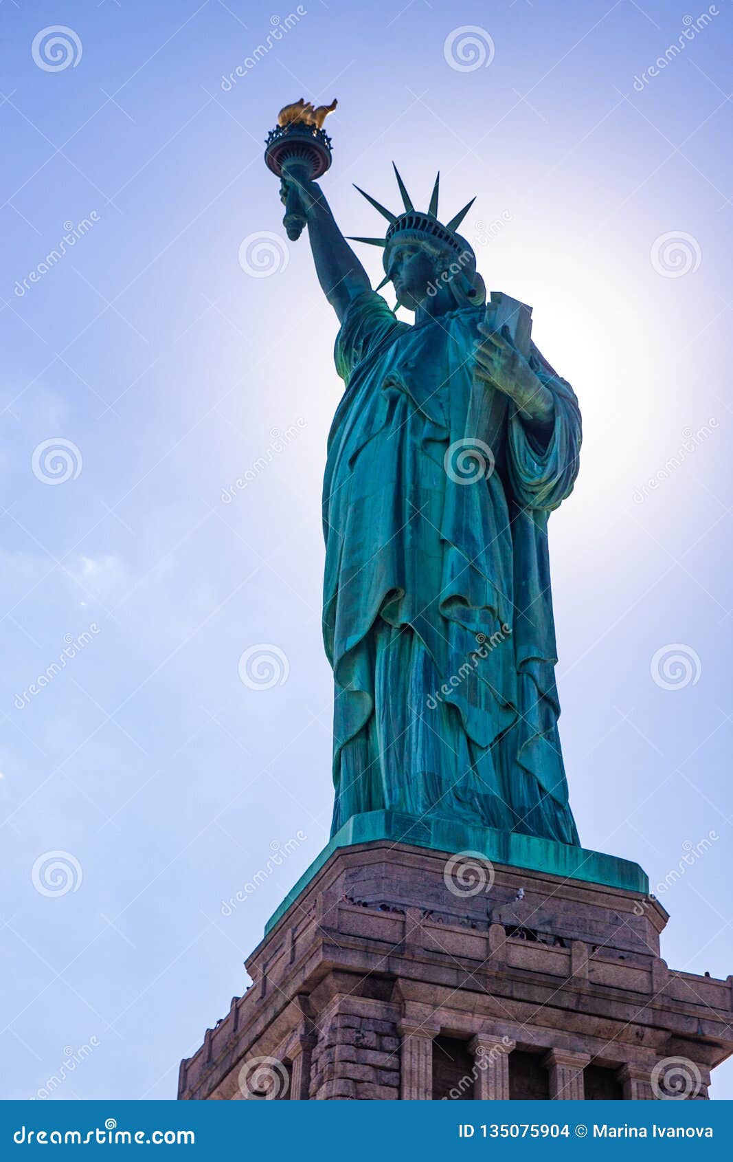 Estatua De La Libertad Y De La Puesta Del Sol De New York City Foto de