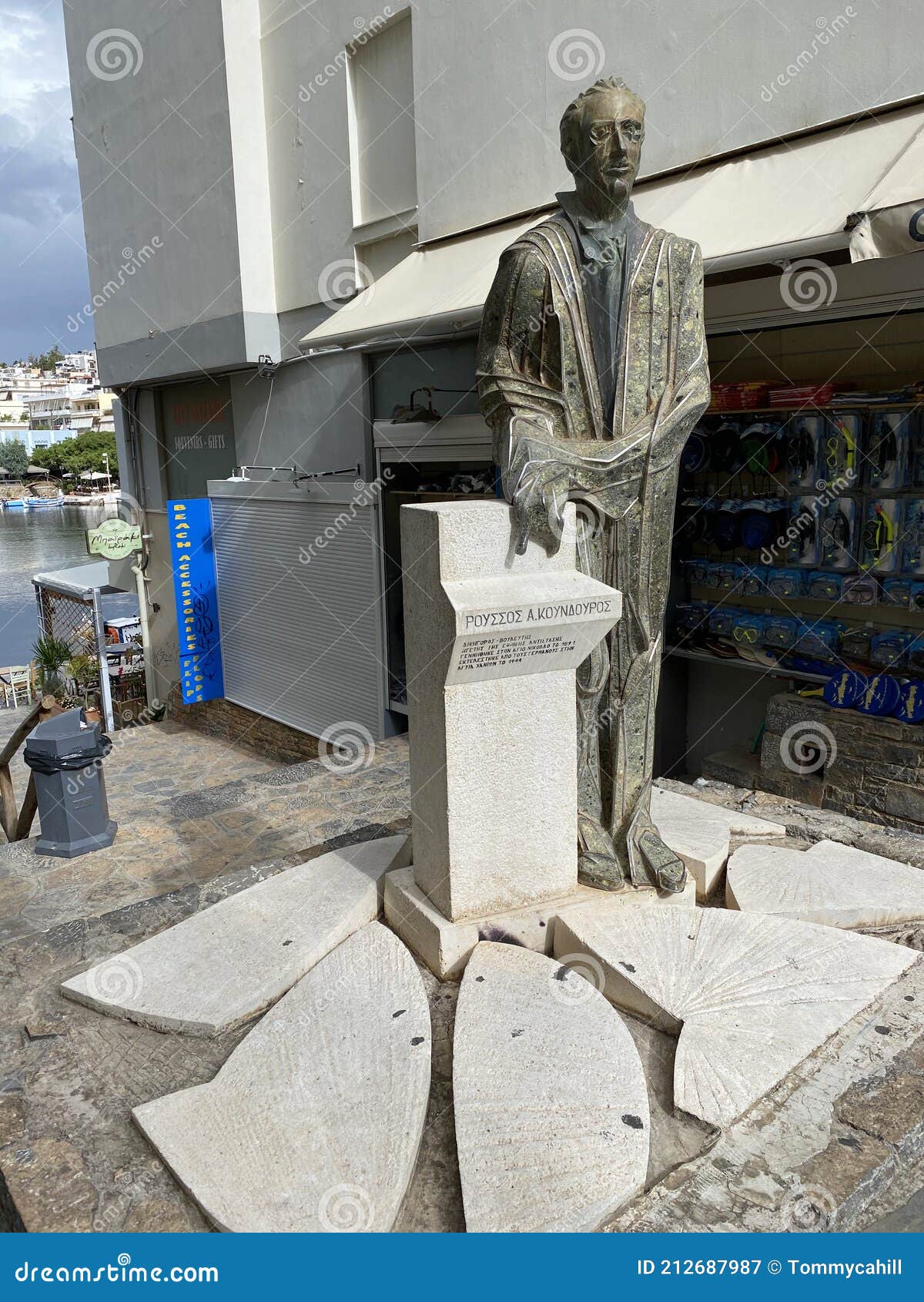 Organo Proverbio vestirse Estatua De Nikos Koundouros En La Ciudad De Agios Nikolaos Fotografía  editorial - Imagen de ciudad, calle: 212687987