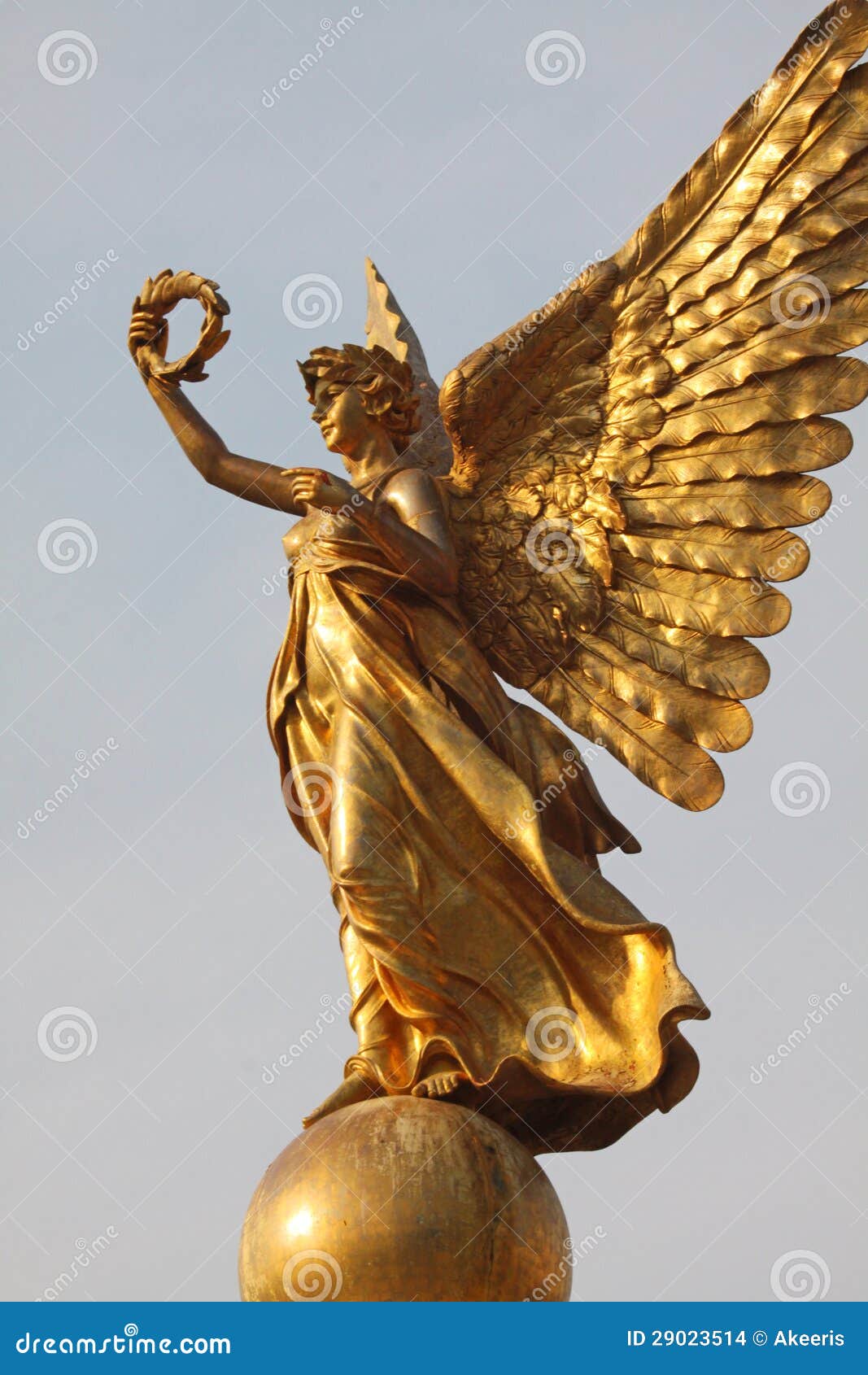 Estatua de oro del ángel foto de archivo. Imagen de hermoso 29023514