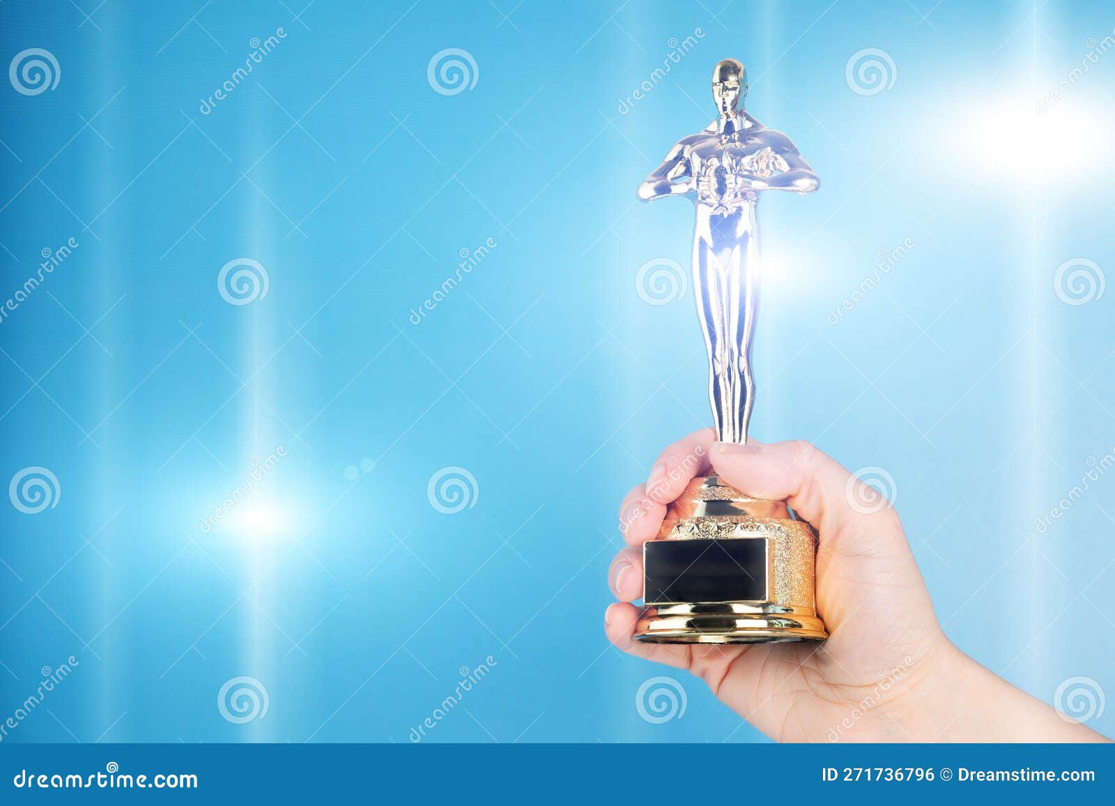 Estatua De Trofeo De Premio Oscar En Mano En El Espacio De Copia De Fondo  Azul Foto editorial - Imagen de dorado, academia: 271736796