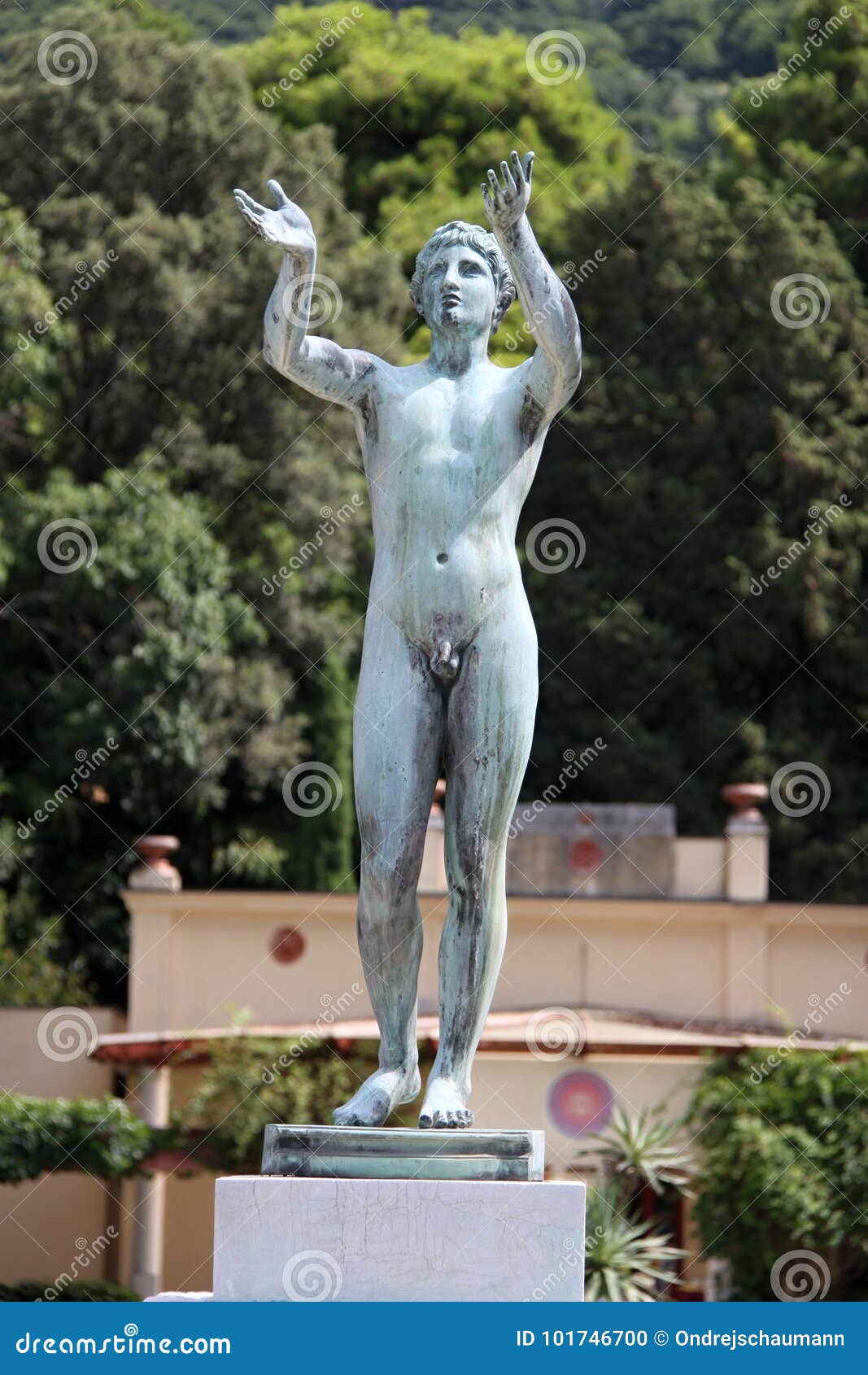 Estatua Del Hombre Desnudo Con Los Brazos Abiertos De Par En Par Foto de  archivo - Imagen de humano, hombre: 101746700