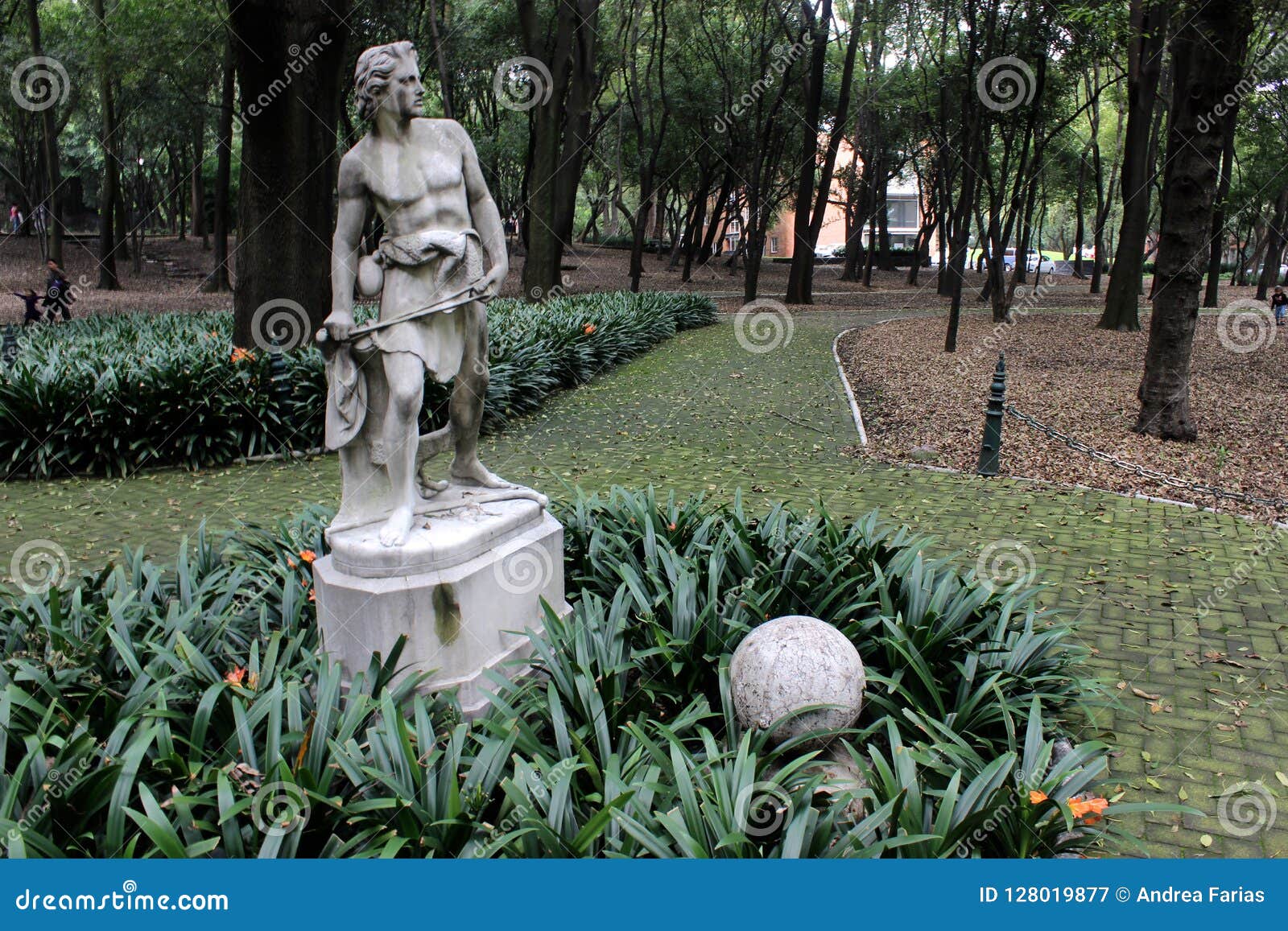 estatua en bosque de chapultepec