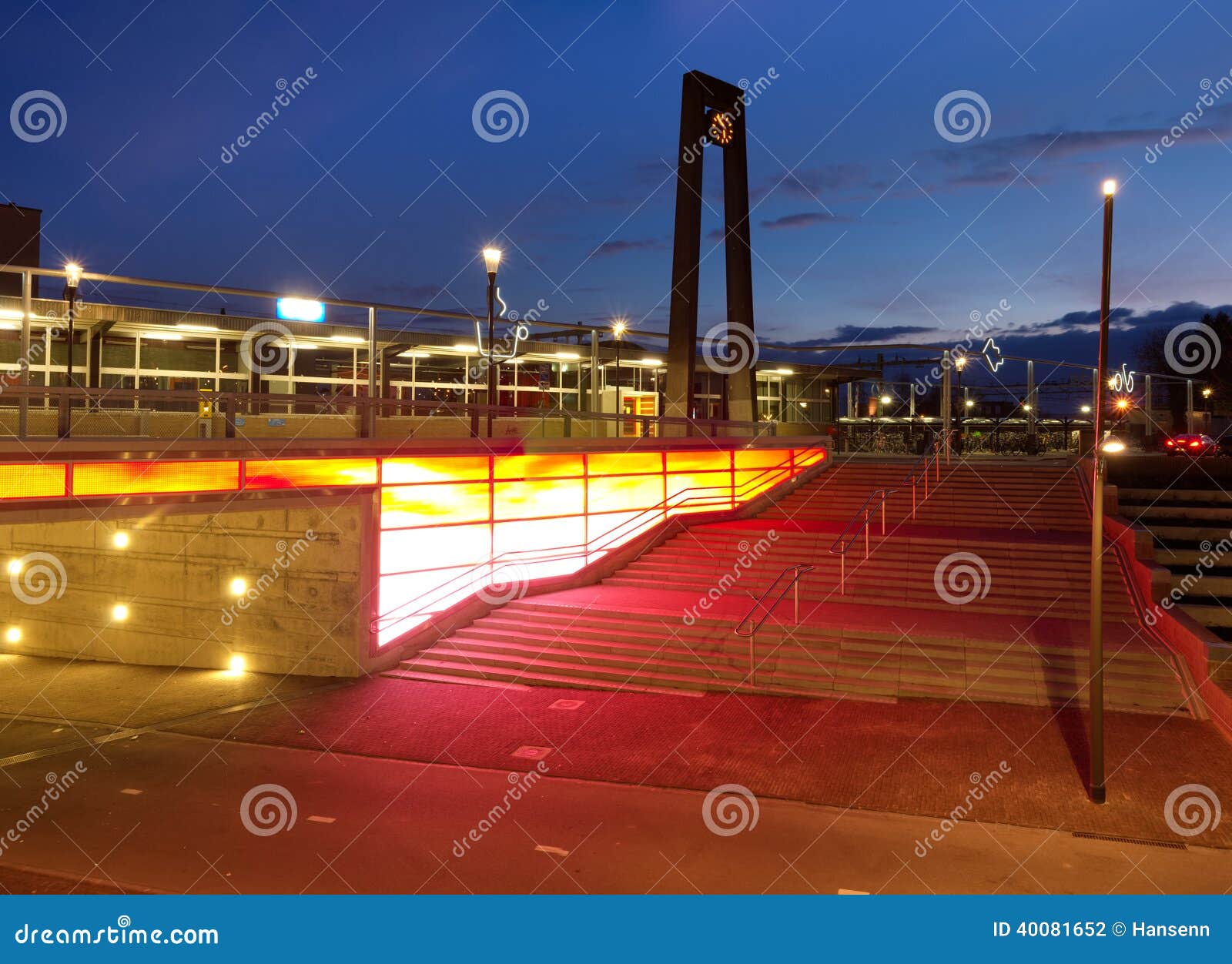 Exterior do estação de caminhos-de-ferro de Oldenzaal no crepúsculo nos Países Baixos. Foram abertos o 18 de outubro de 1865 na estrada de ferro Almelo - Salzbergen.