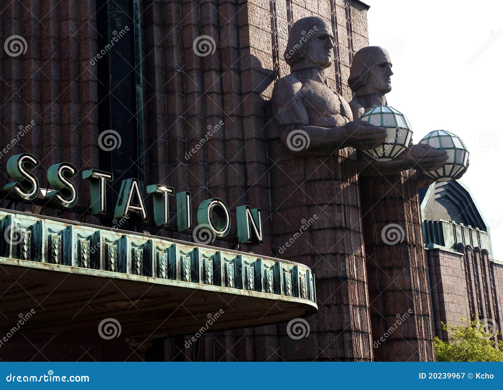 Duas figuras que prendem lanternas. Esculturas da central. Finlandia. Estação de comboio. Helsínquia