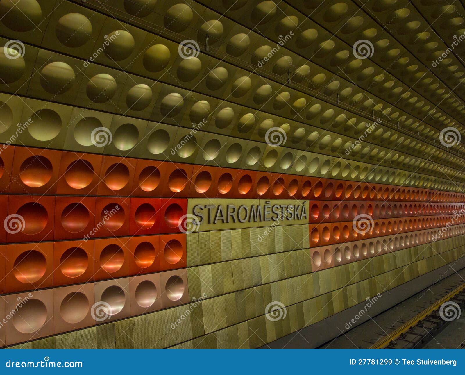 Estação de metro em Praga. Estação de metro colorida em Praga