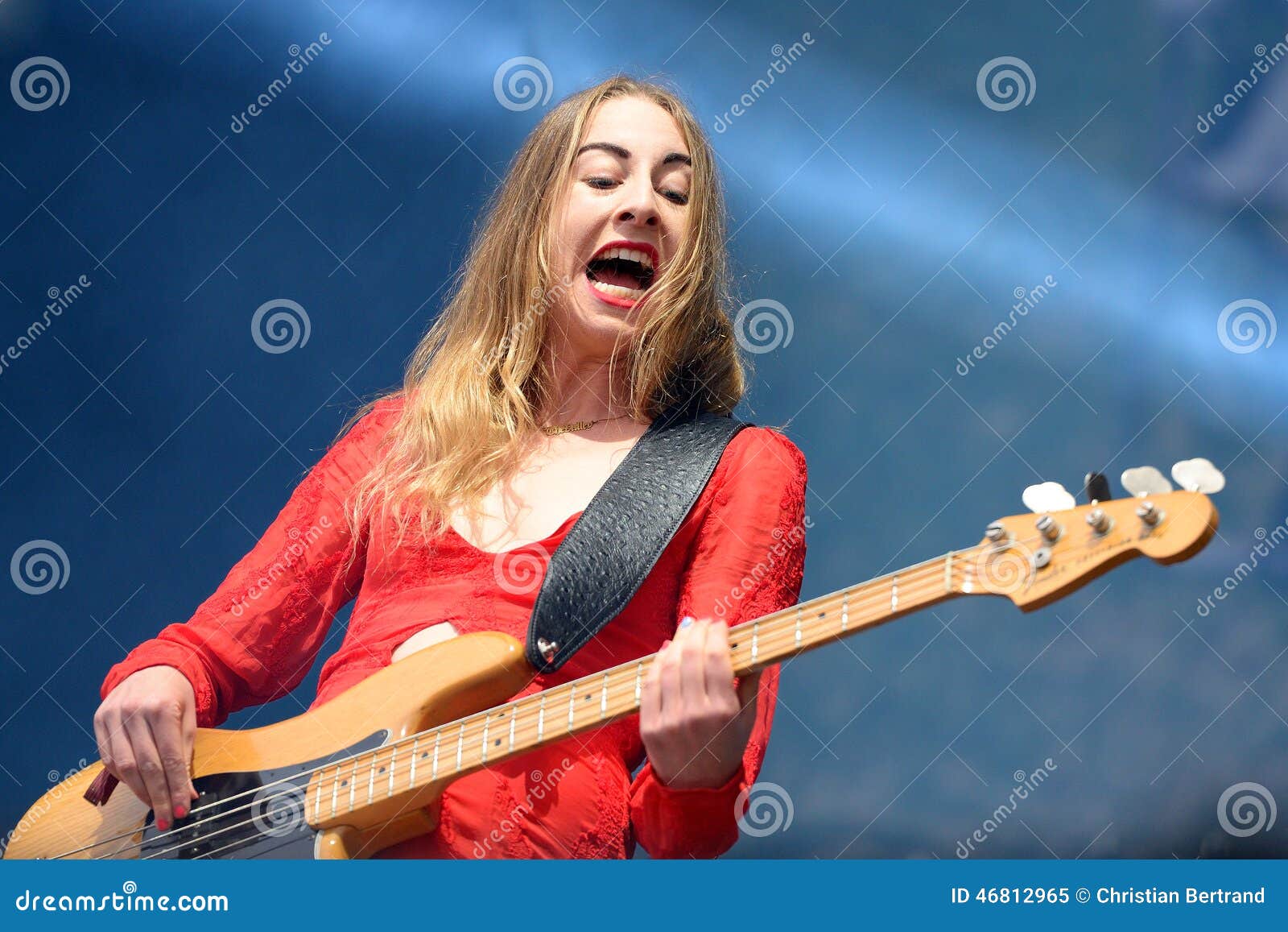 Este Haim, Бас-Гитарист Диапазона Haim, Представления На Фестивале.