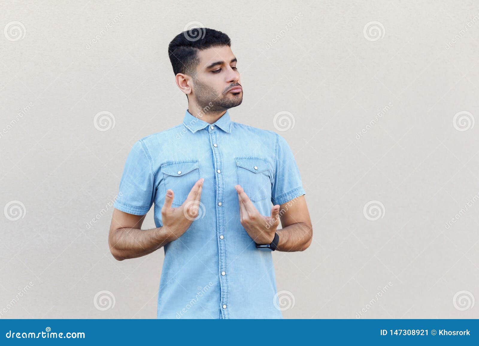 Foto-retrato Homem Na Camisa Usando óculos Mantendo a Pilha De