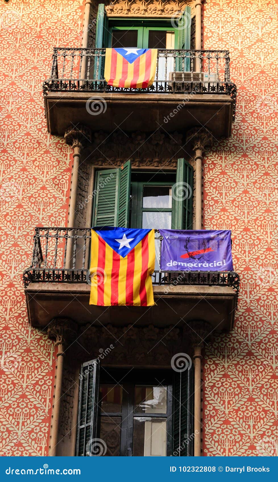 estelada flags and democracia banner