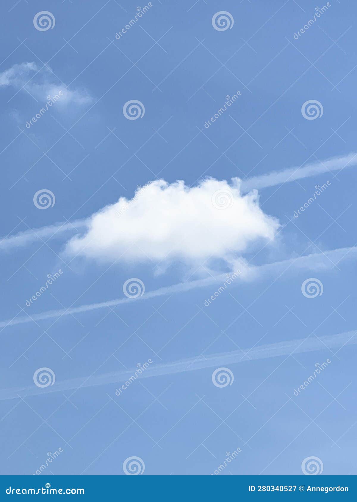 estela de condensaciÃ³n o rastro defractario. estelas y nube en cielo azul.