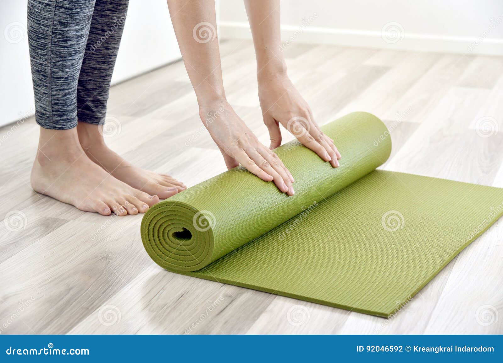 Estera Plegable De La Yoga O De La Aptitud De La Mujer Después De