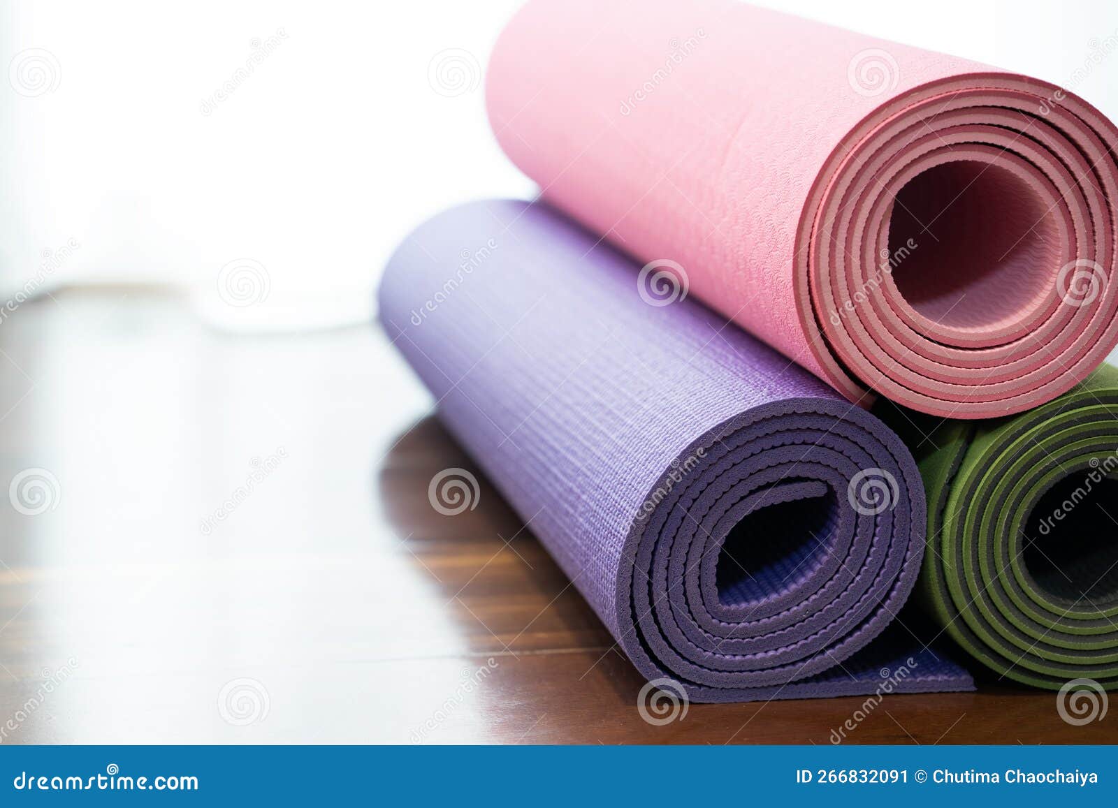 Esterilla De Yoga Colorida En El Suelo Deporte Y Concepto Saludable Imagen  de archivo - Imagen de aptitud, deporte: 266832091