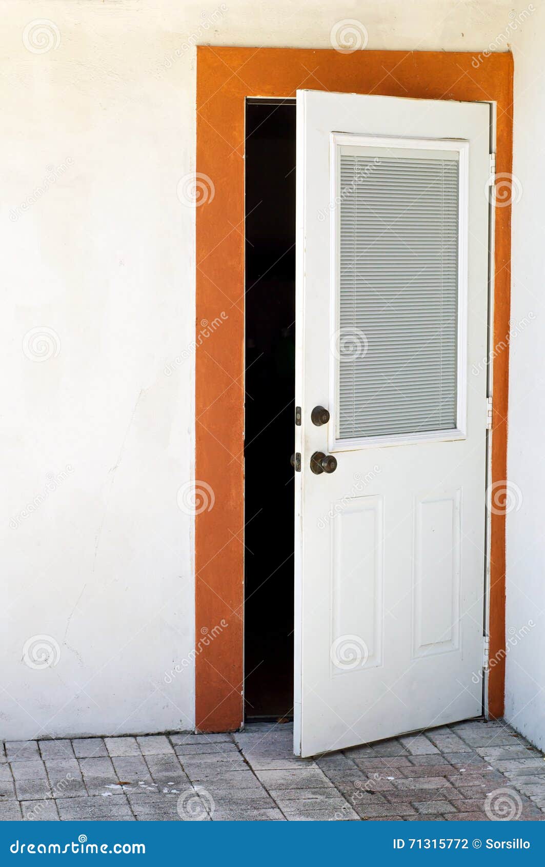 Sognare La Porta Di Casa Aperta Esterno Della Porta Della Casa Aperta Fotografia Stock - Immagine di