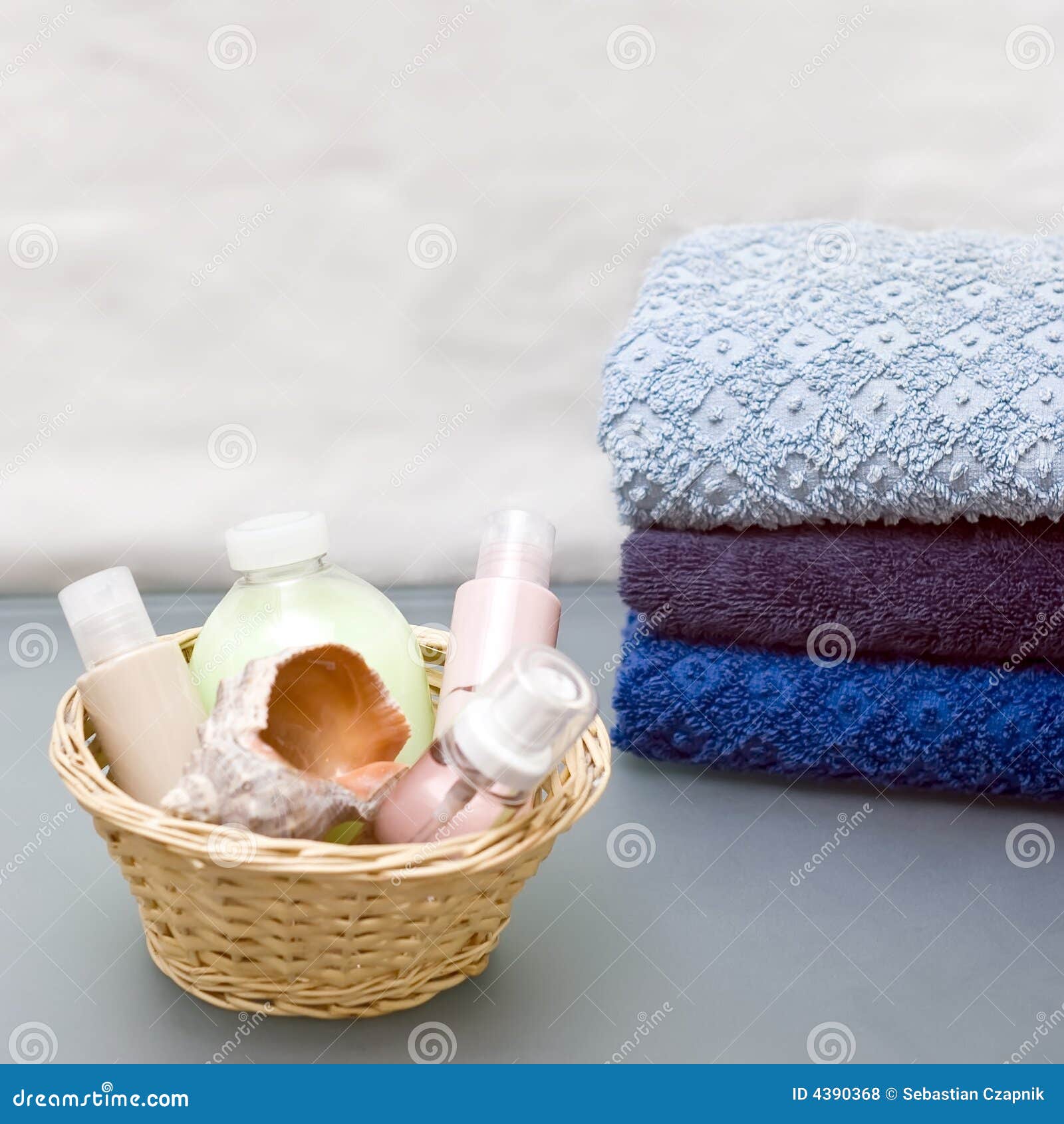 Estetiche della stanza da bagno. Cestino delle bottiglie cosmetiche con lle coperture, tovaglioli blu nelle <a href="http://www.dreamstime.com/spa-and-aromatherapy-compositions-rcollection5920-resi208938" STYLE="font-size:13px; text-decoration: blink; color:#FF0000"><b>COMPOSIZIONI Â nella STAZIONE TERMALE di back.MORE?</b></a>