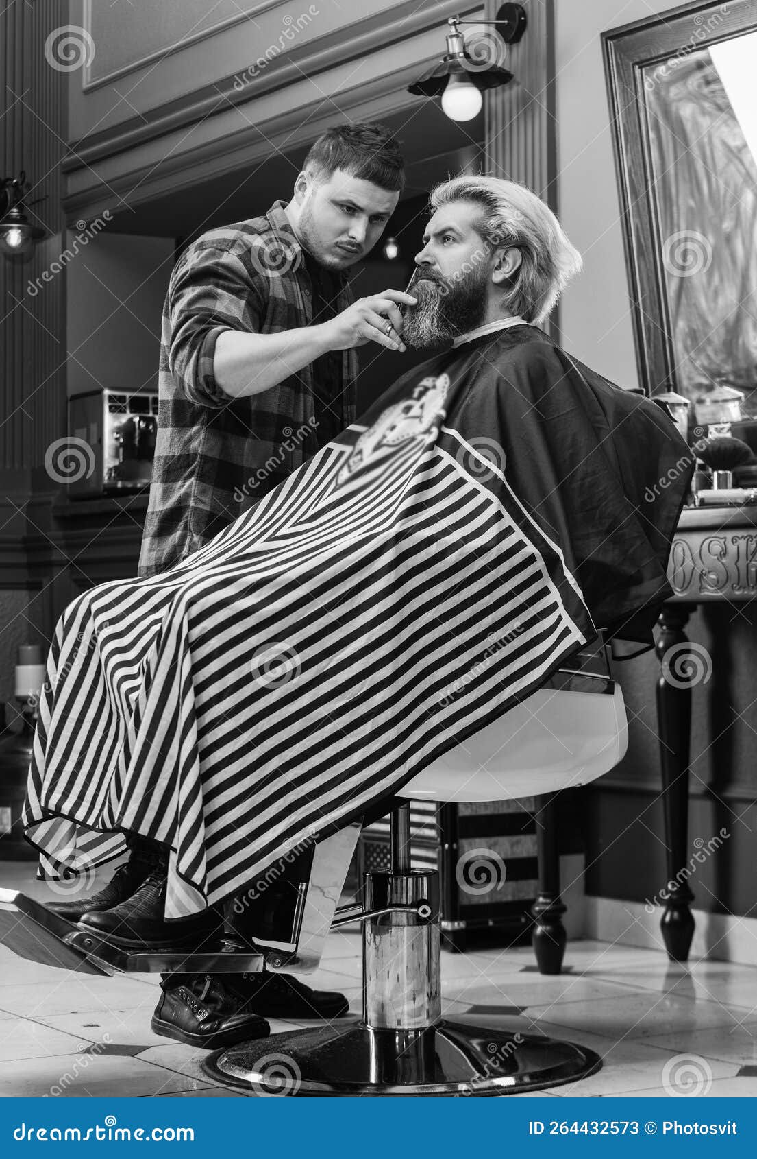 Peinado De Cabello Y Barba, Hombre Brutal Y Confiado Con Afeitadora  Eléctrica Maestra Profesional De Barbería Para El Cuidado De Barbero  Masculino Hipster, Hombre Barbudo En Silla De Peluquería En Salón De