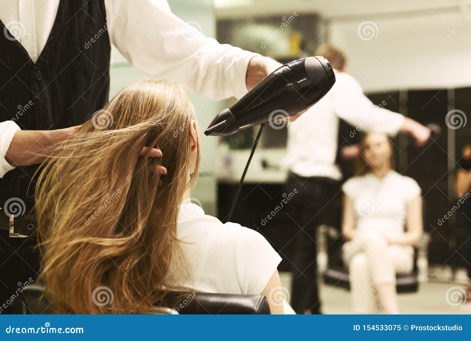 Mulheres No Cabeleireiro Com Secador De Cabelo Imagem de