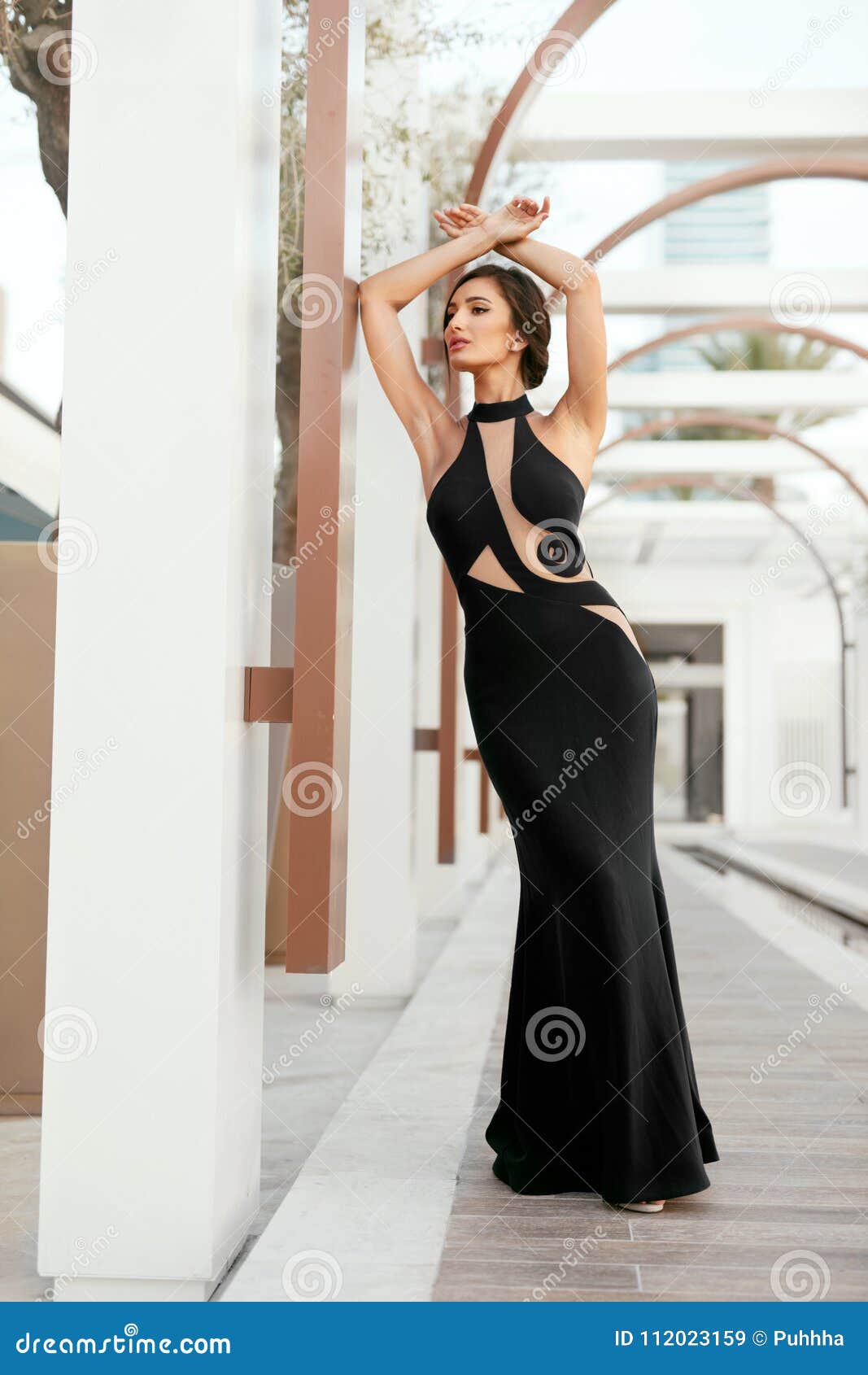 Estilo De Las Mujeres Muchacha De La Moda En El Vestido Negro Largo Que  Presenta Al Aire Libre Imagen de archivo - Imagen de elegante, modelo:  112023159