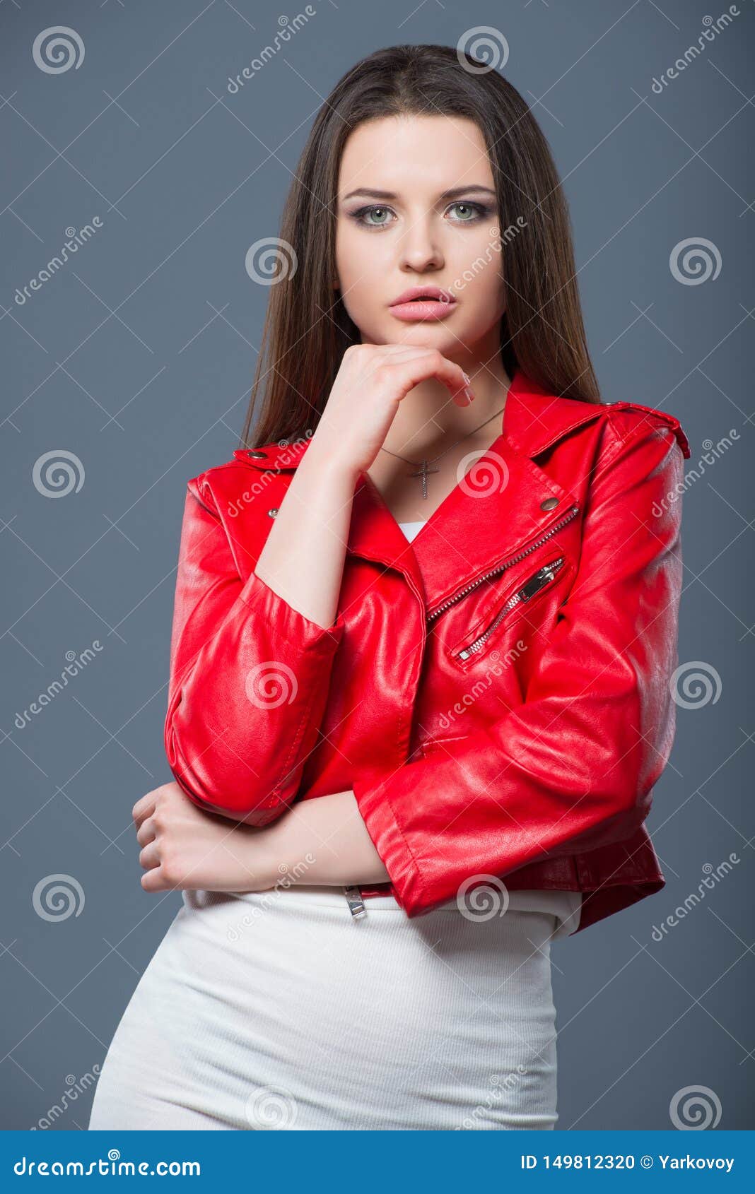 Estilo De Moda, Ropa De Mujer De Moda, Combinación De Hermosa Morena Con Vestido Blanco Chaqueta De Cuero Rojo Foto de archivo - Imagen de chaqueta, encantador: 149812320