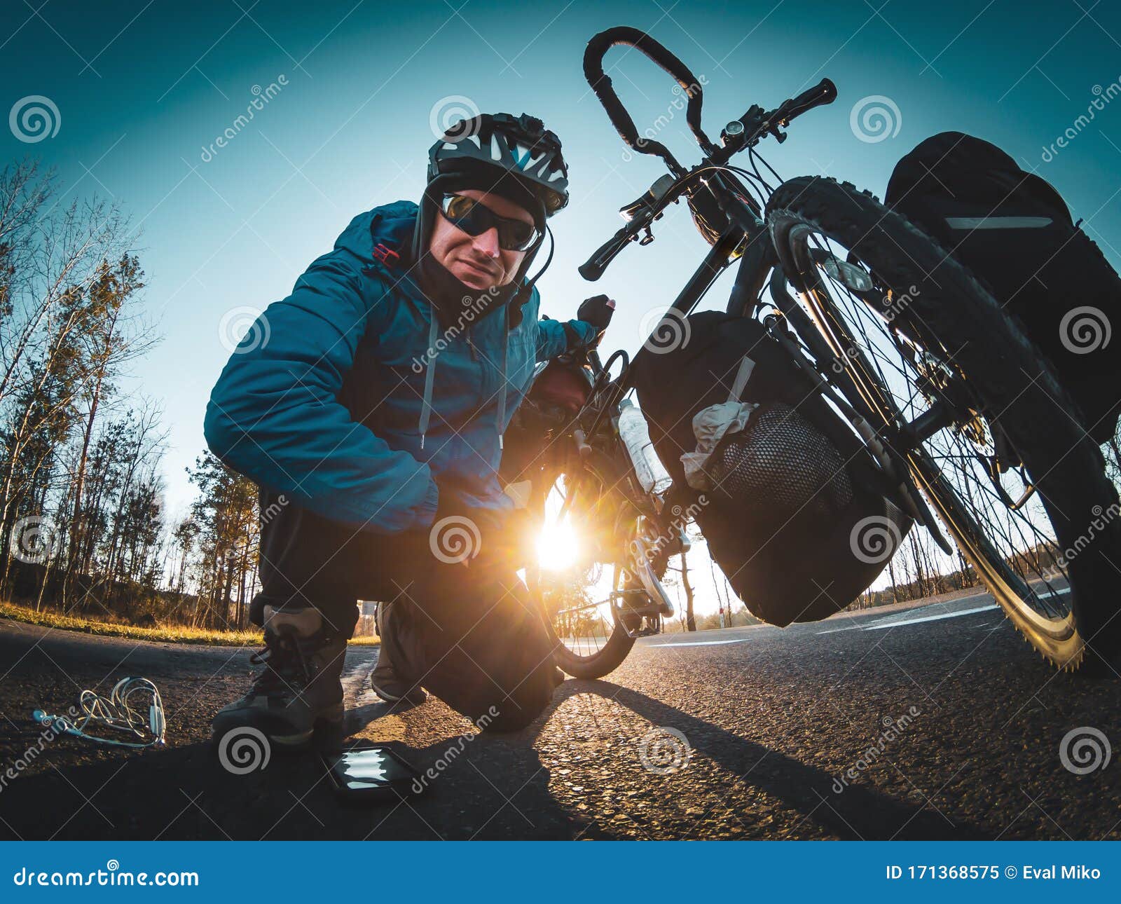 posando para una cámara. ciclista en bicicleta está en la