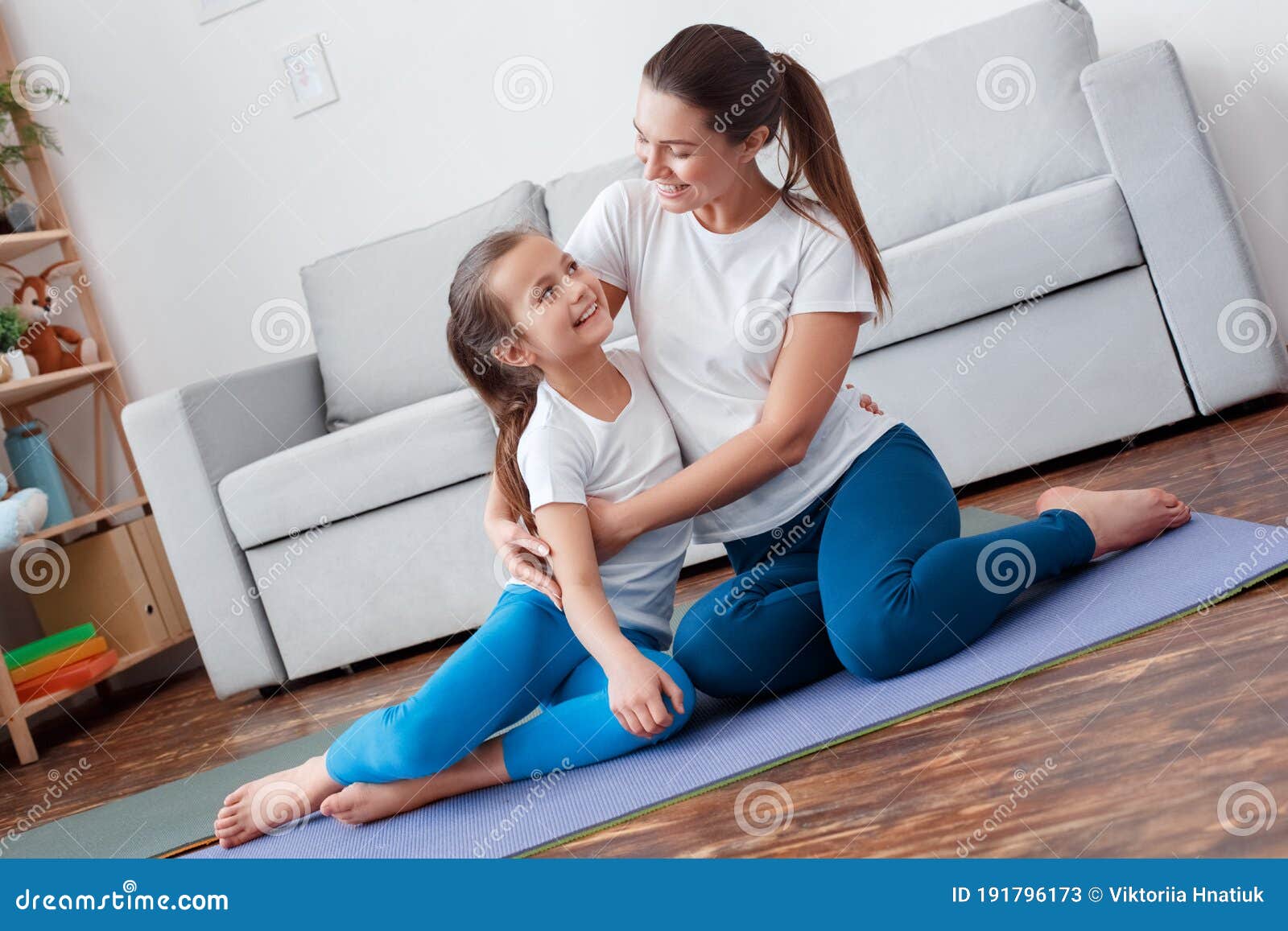 Estilo De Vida Saludable. Madre E Hija En Ropa Deportiva Sentadas En Yoga Mat Abrazándose Sonriendo Feliz Imagen de archivo - Imagen de sereno, lazo: 191796173 Estilo De Vida Saludable. Madre E Hija En Ropa Deportiva Sentadas En Yoga Mat Abrazándose Sonriendo Feliz Imagen de archivo - Imagen de sereno, lazo: 191796173
