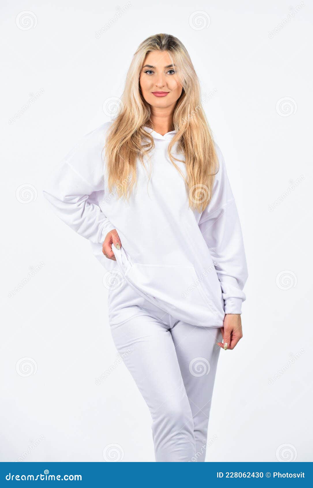 Estilo Deportivo. Sentirse Tan Deportivo. Mujer De Fitness Usa Ropa  Deportiva. Estilo Impecable. Moda Callejera. Niña En Pantalone Foto de  archivo - Imagen de atlético, fashionable: 228062430