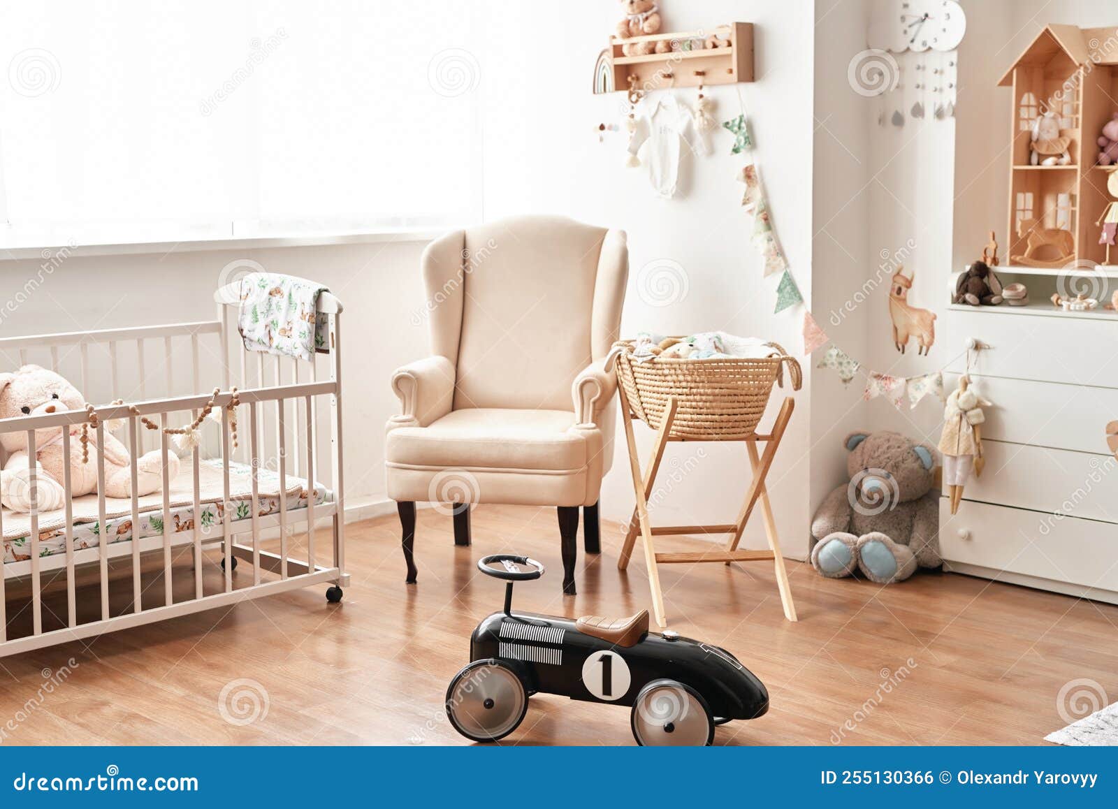 Estilo Escandinavo Interior Blanco Niños Habitación Dormitorio Vivero. Cuna  De Bebé Con Dosel. Foto de archivo - Imagen de muebles, cuna: 239988492