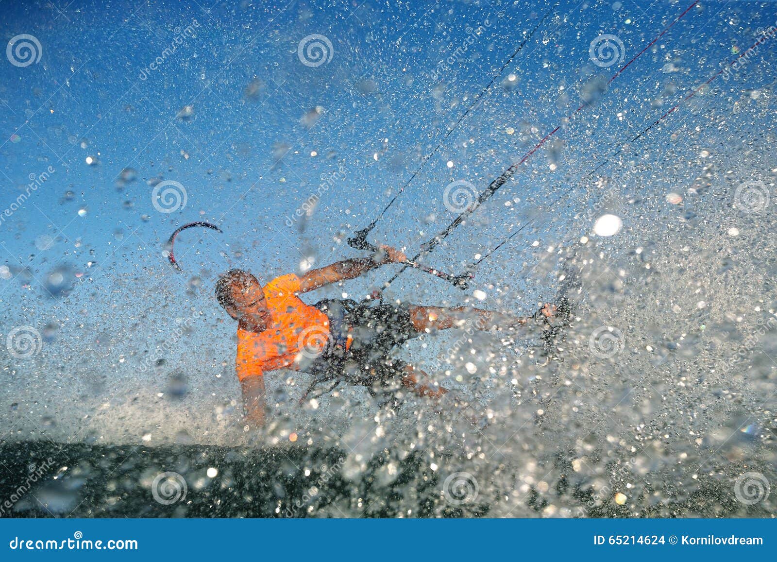 Passeio do estilo livre de Kitesurf seu papagaio