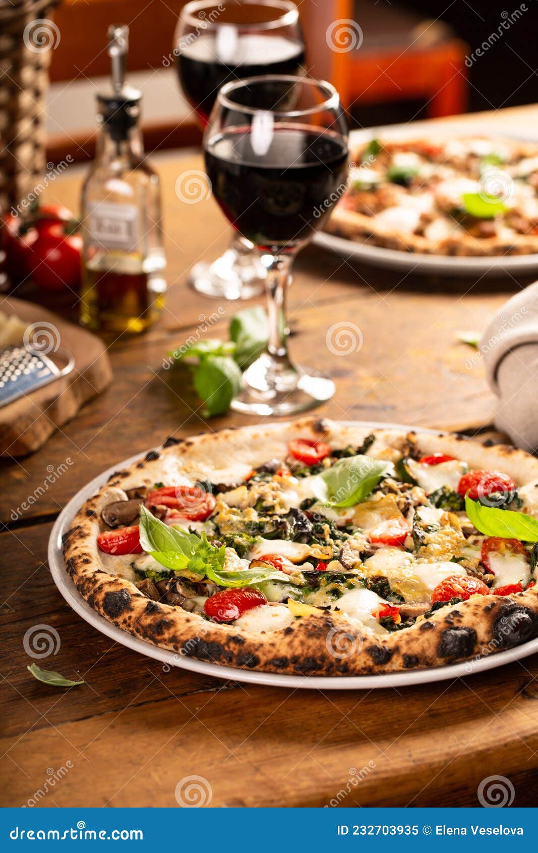 Estilo Pizza Napolitana Ou Nádegas Com Cogumelos Mozzarella E Espinafres  Imagem de Stock - Imagem de delicioso, alimento: 232703935