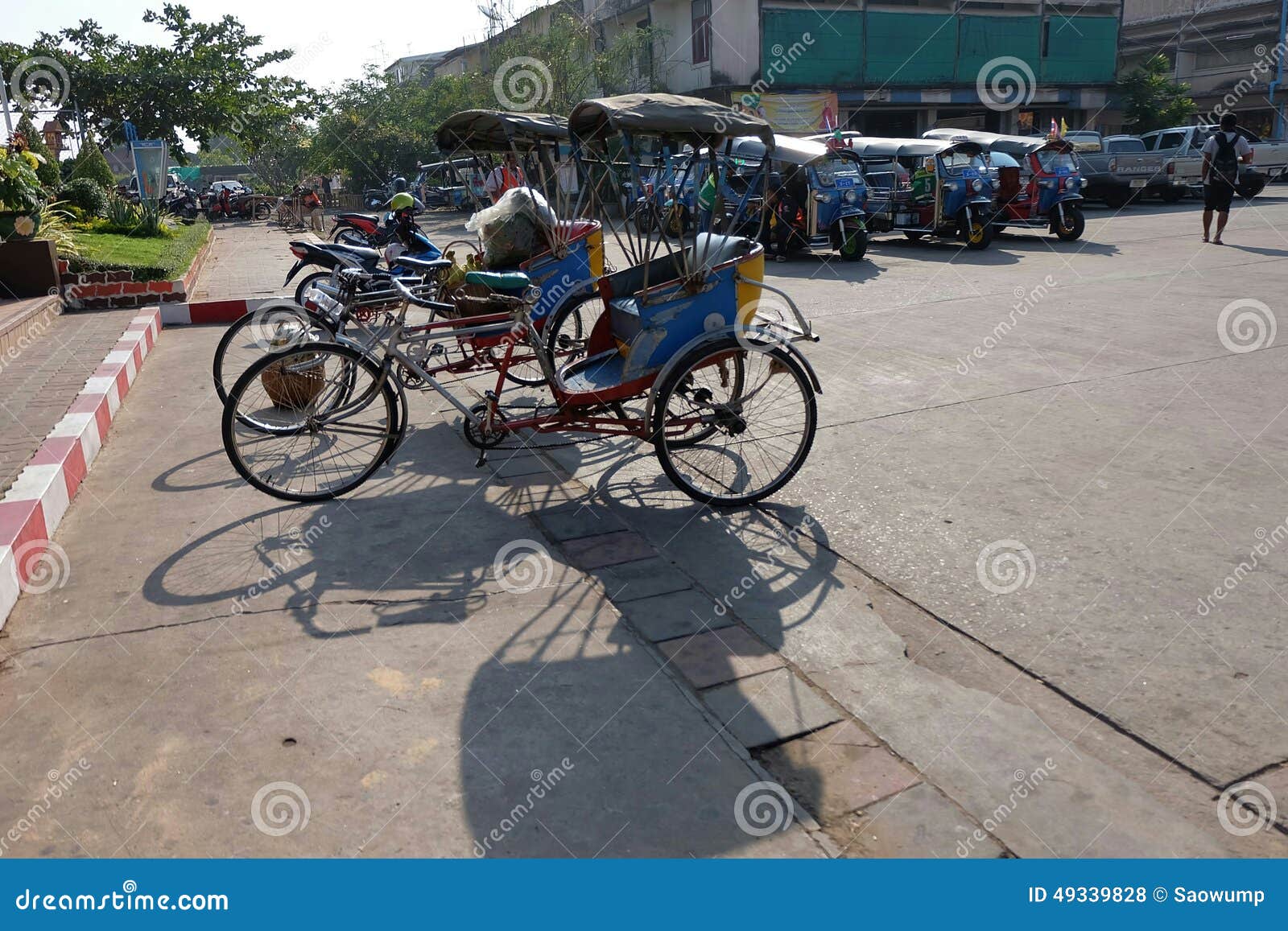 Estilo tailandés del triciclo. Triciclos en trainstation en el surin Tailandia