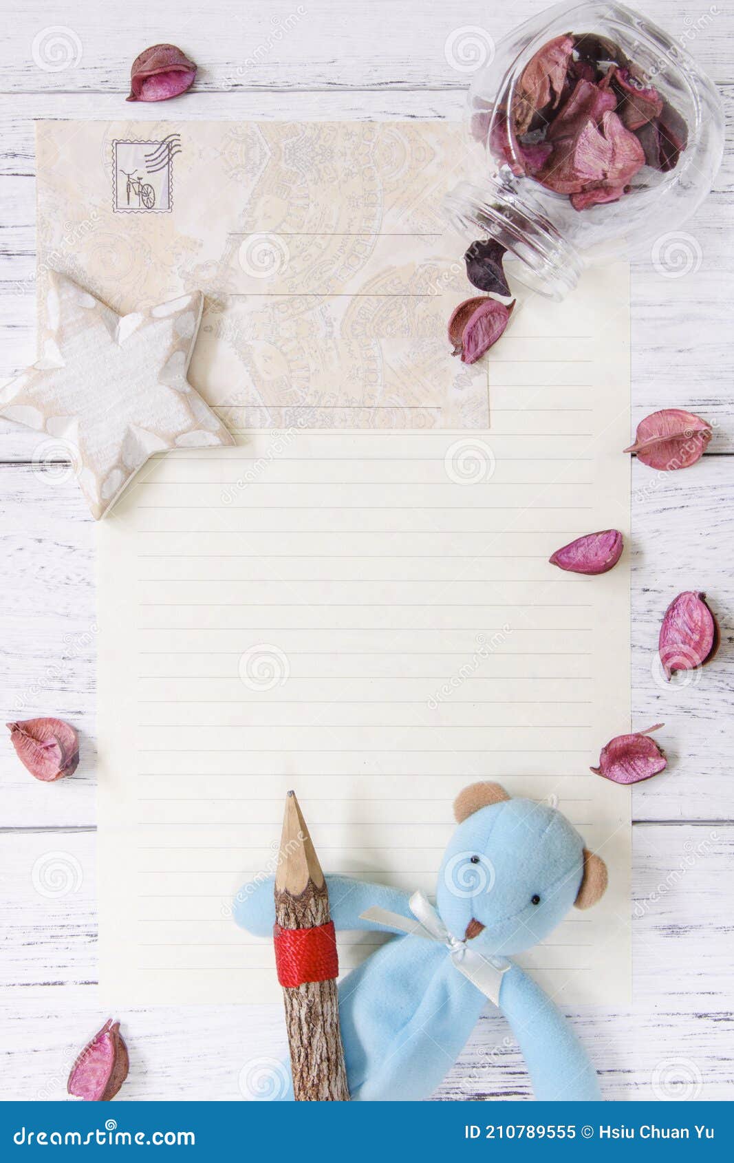 Estoque Achatado Fotografia Púrpura Pétalas De Flores Roxas Cartolina  Invólucro Papel Vidro Garrafa Urso Boneco Madeira Lápis Arte Imagem de  Stock - Imagem de envelope, mesa: 210789555