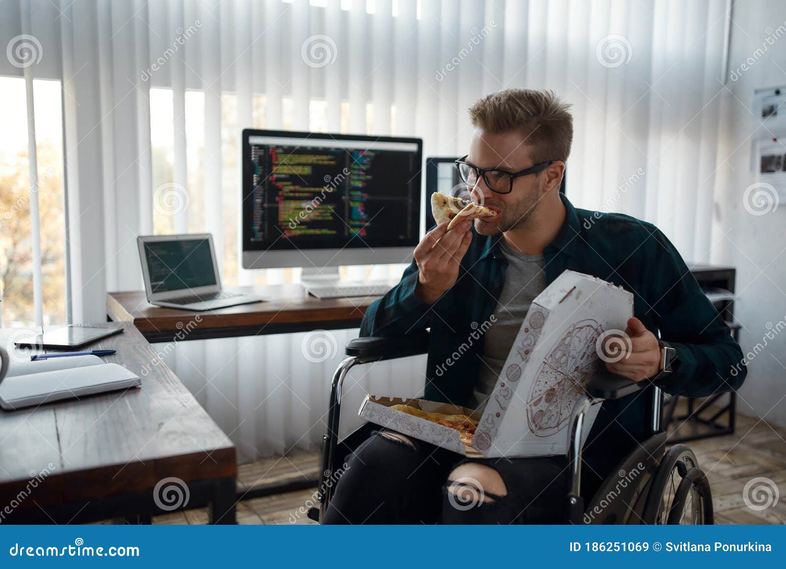 Estoy Tan Hambriento. Retrato De Un Joven Desarrollador Web En Silla De  Ruedas Comiendo Pizza Mientras Está Sentado En Su Lugar De Imagen de  archivo - Imagen de empresario, feliz: 186251069