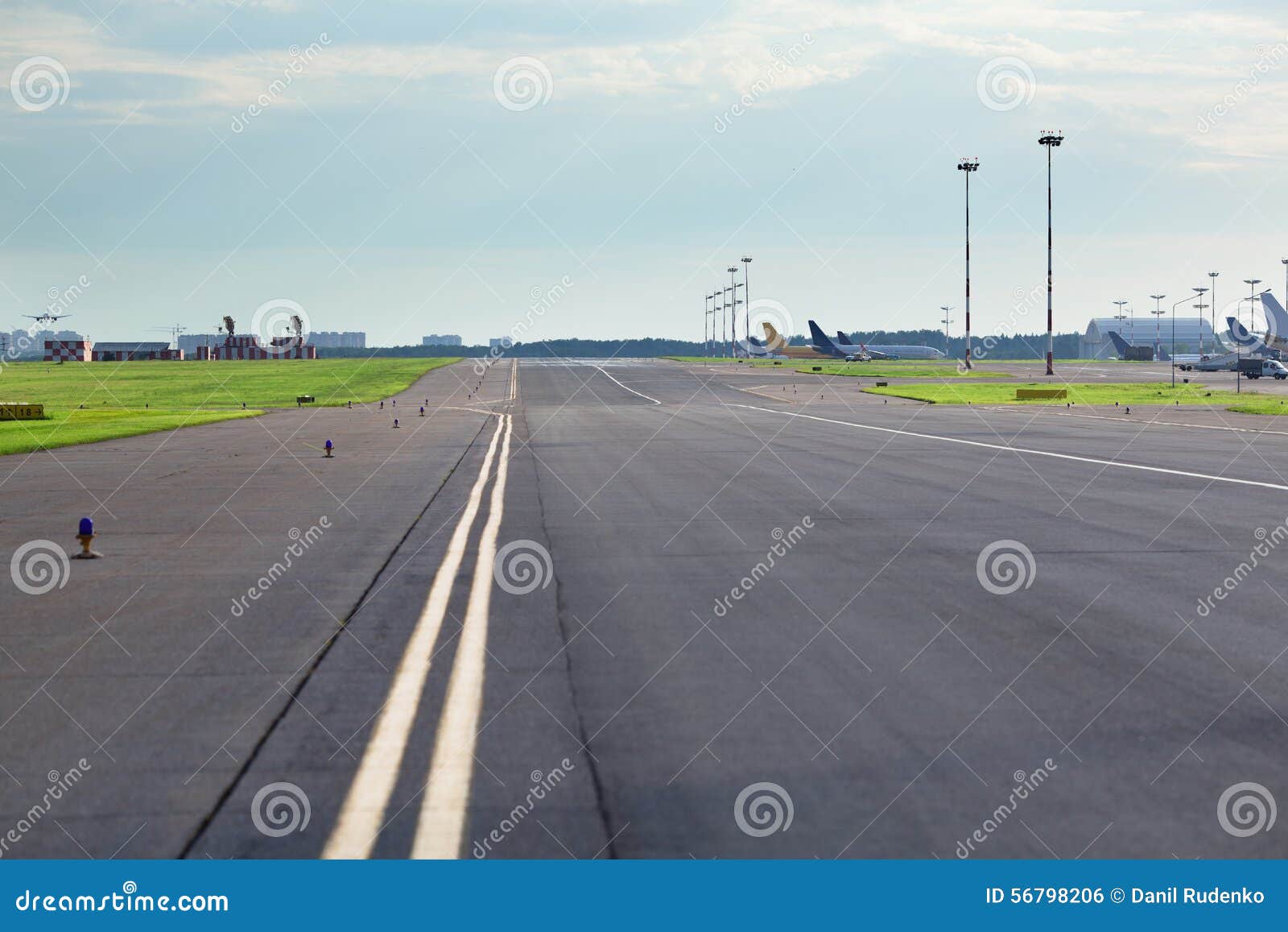 Estrada vazia do aeroporto foto de stock. Imagem de transporte - 56798206, image size:1600x1157