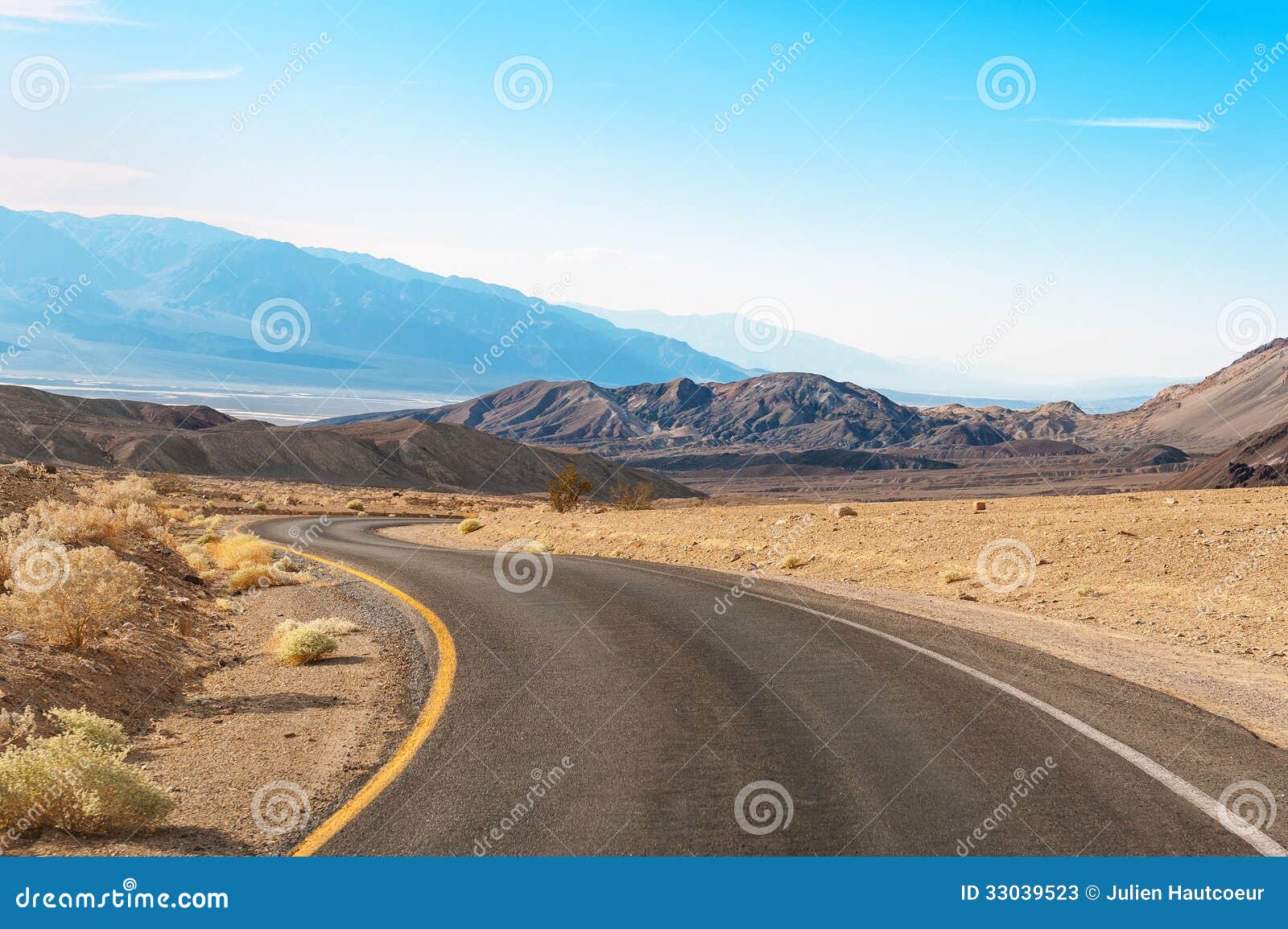 A estrada no Vale da Morte sob o céu azul